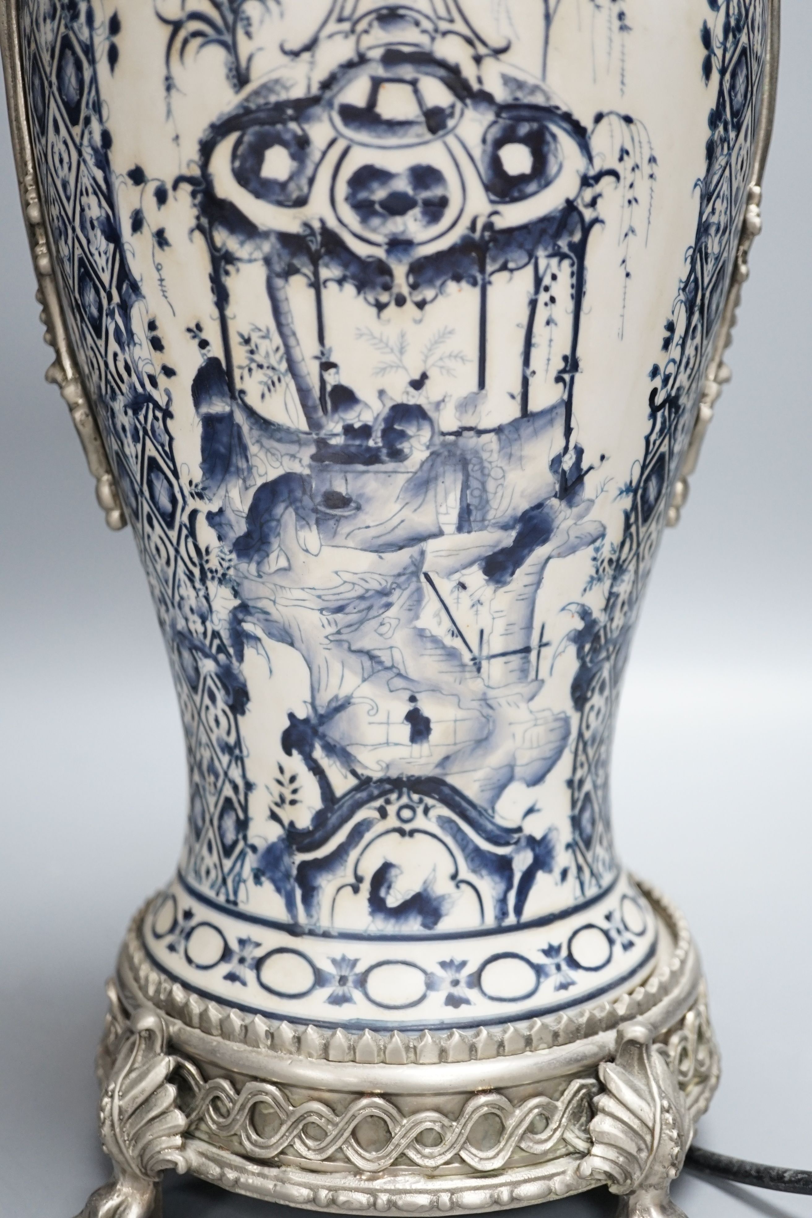 A blue and white chinoiserie and metal-mounted table lamp, 52cm - Image 2 of 9