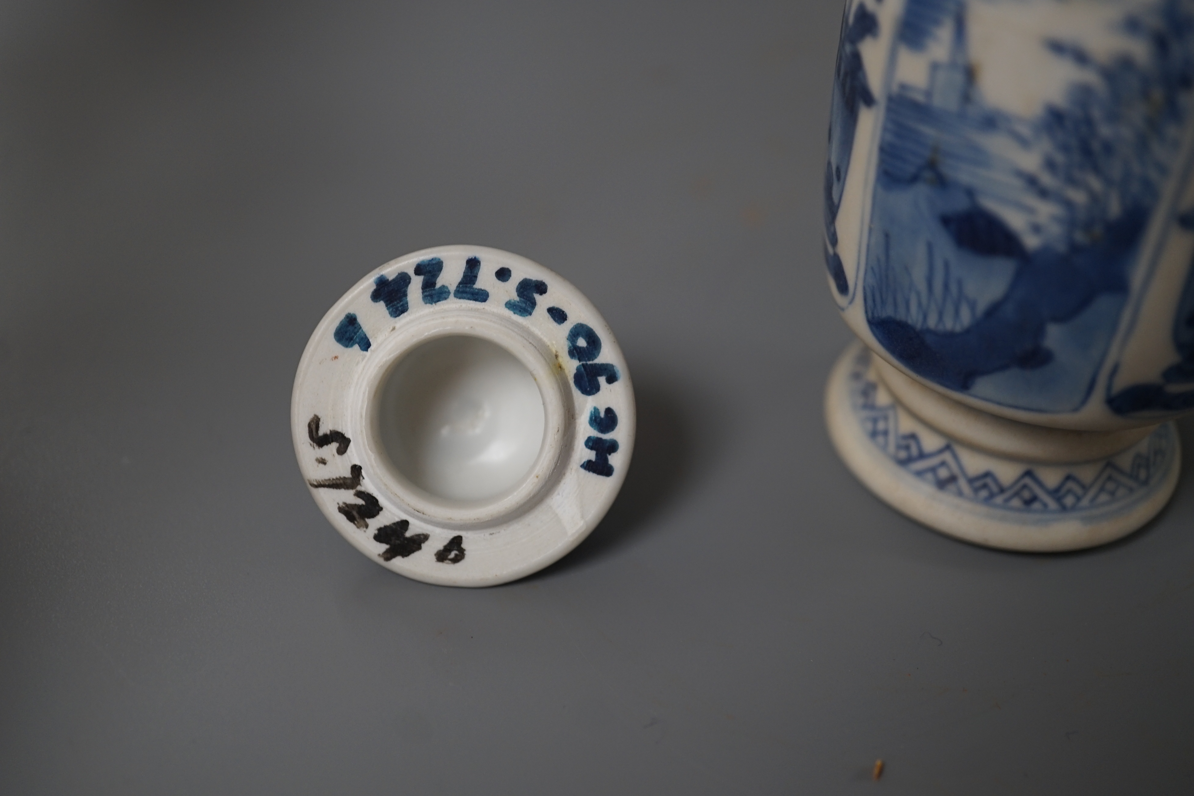 A small lidded Chinese blue and white Vung Tau cargo vase, Qing dynasty 15cm - Image 5 of 6