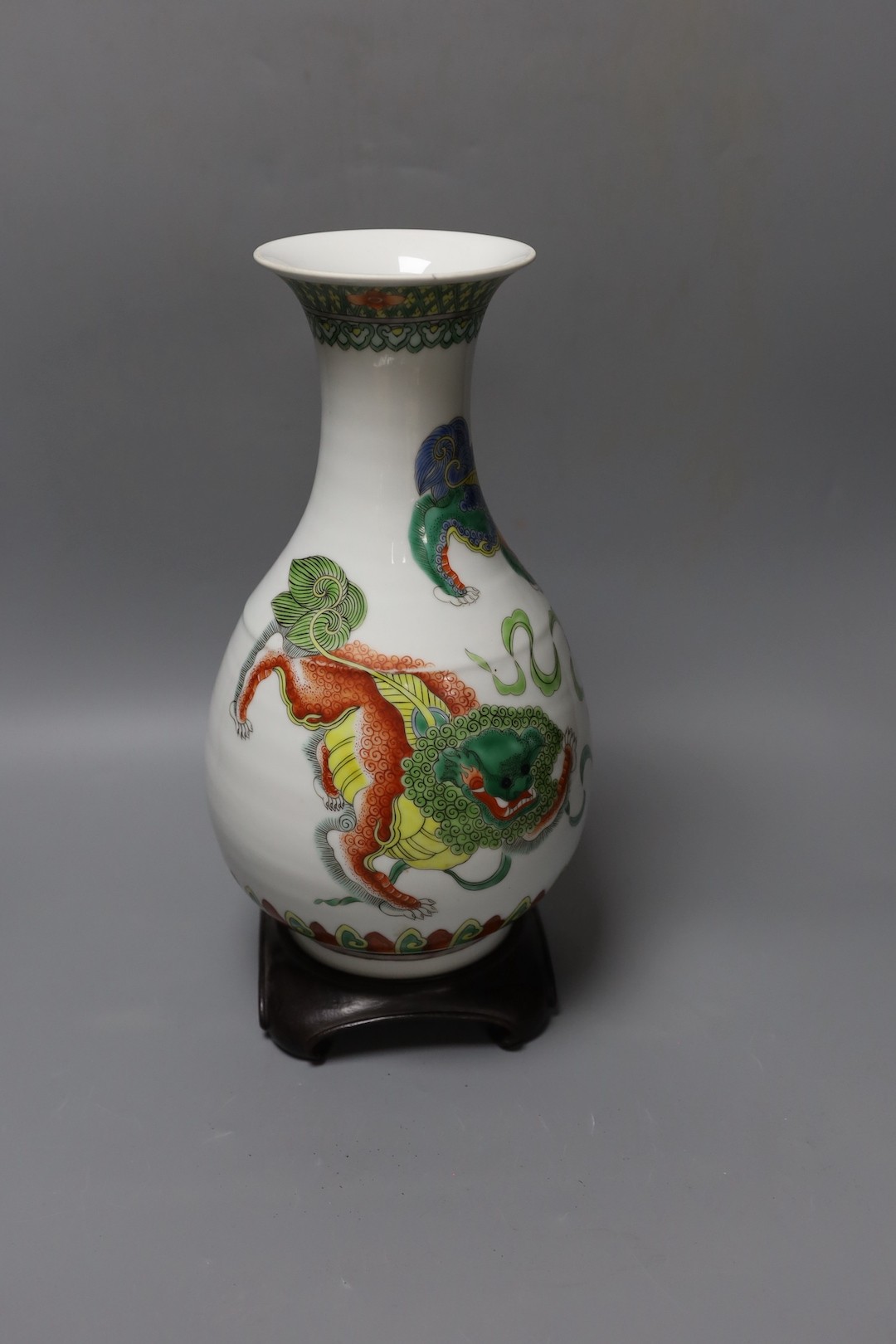 A Chinese famille verte pear-shaped ‘Buddhist lion’ vase, on stand, 32 cms high not including stand - Image 3 of 19