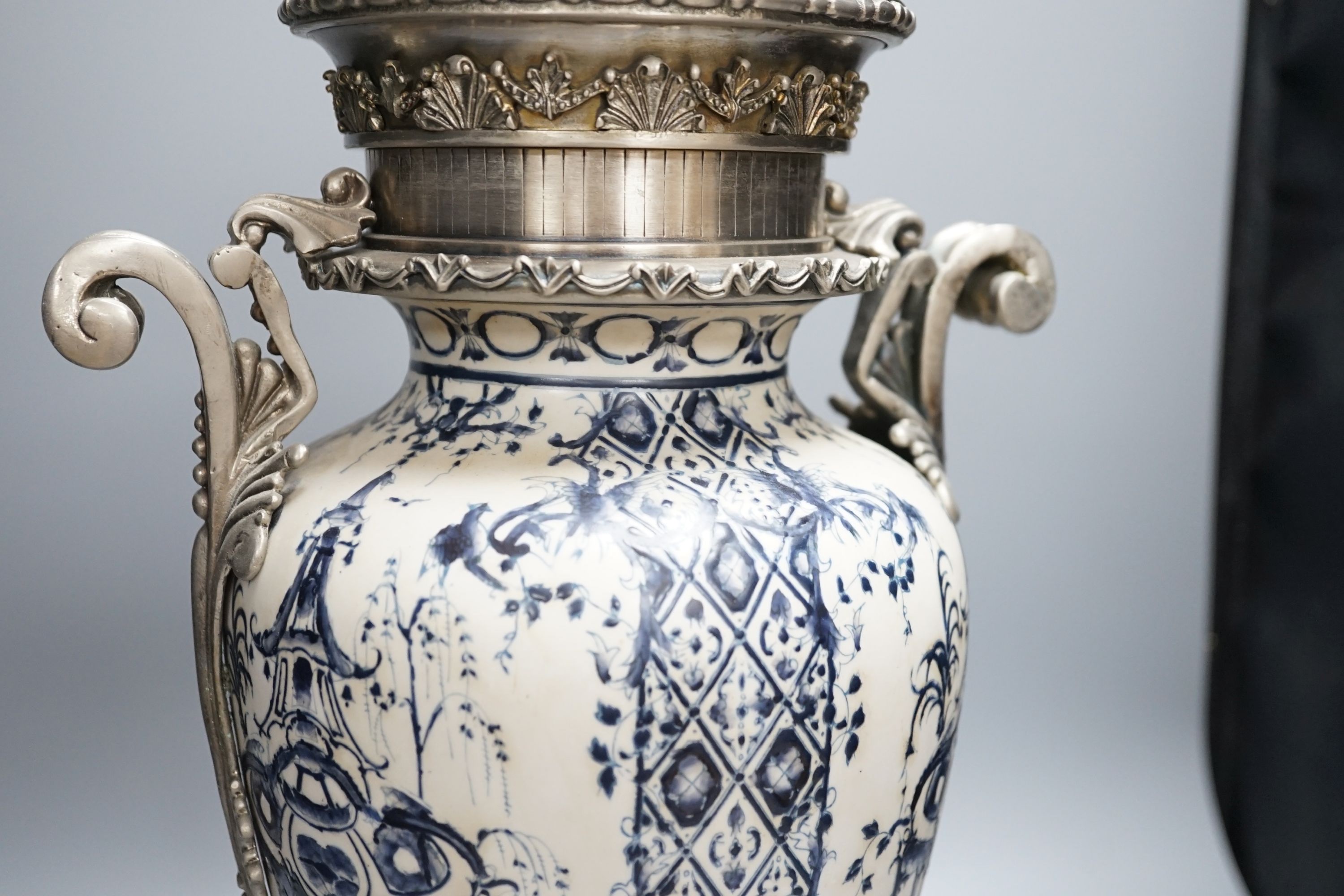 A blue and white chinoiserie and metal-mounted table lamp, 52cm - Image 9 of 9