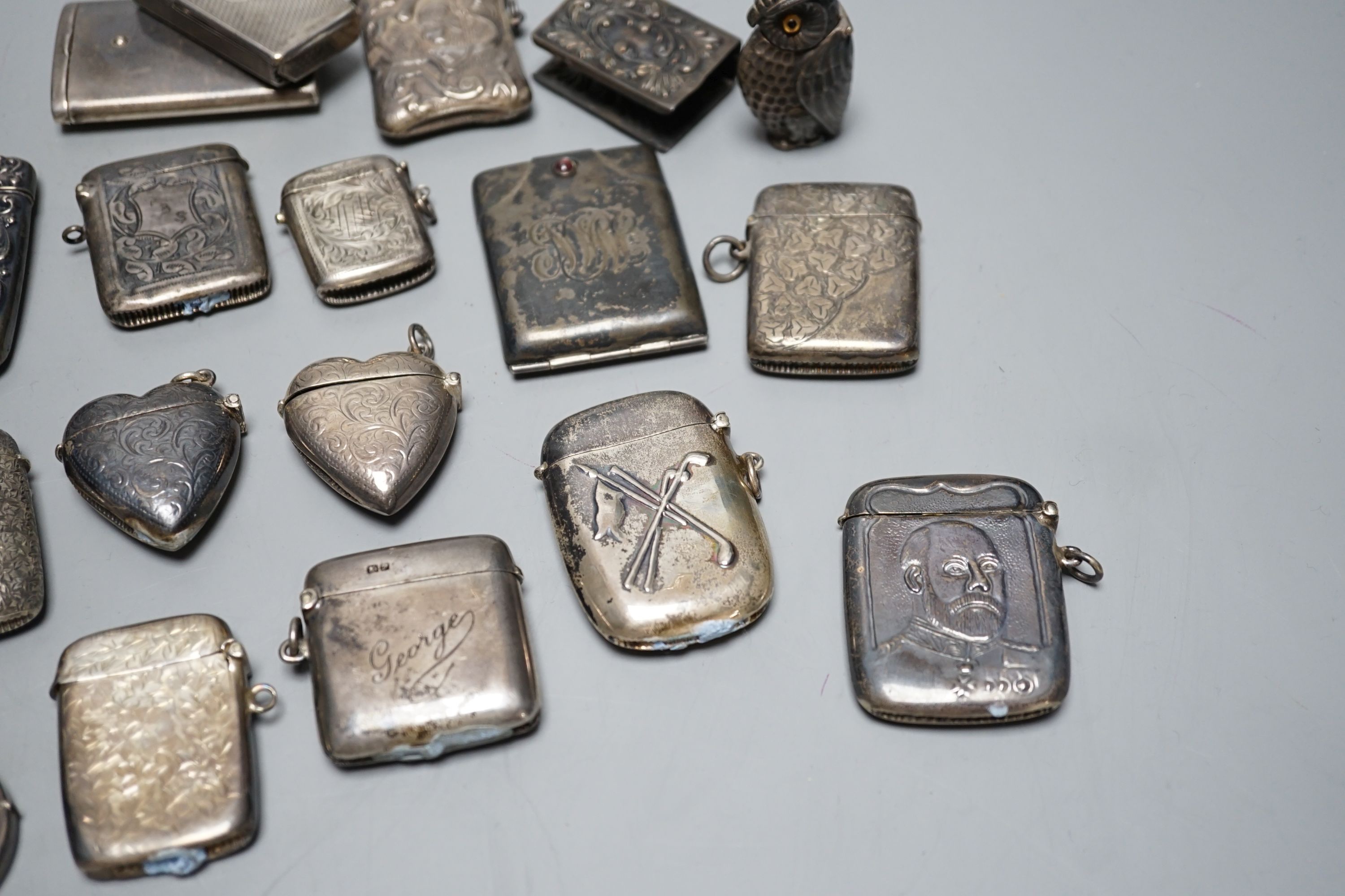 A collection of twenty six assorted mainly early 20th century silver or white metal vesta cases, - Image 7 of 8