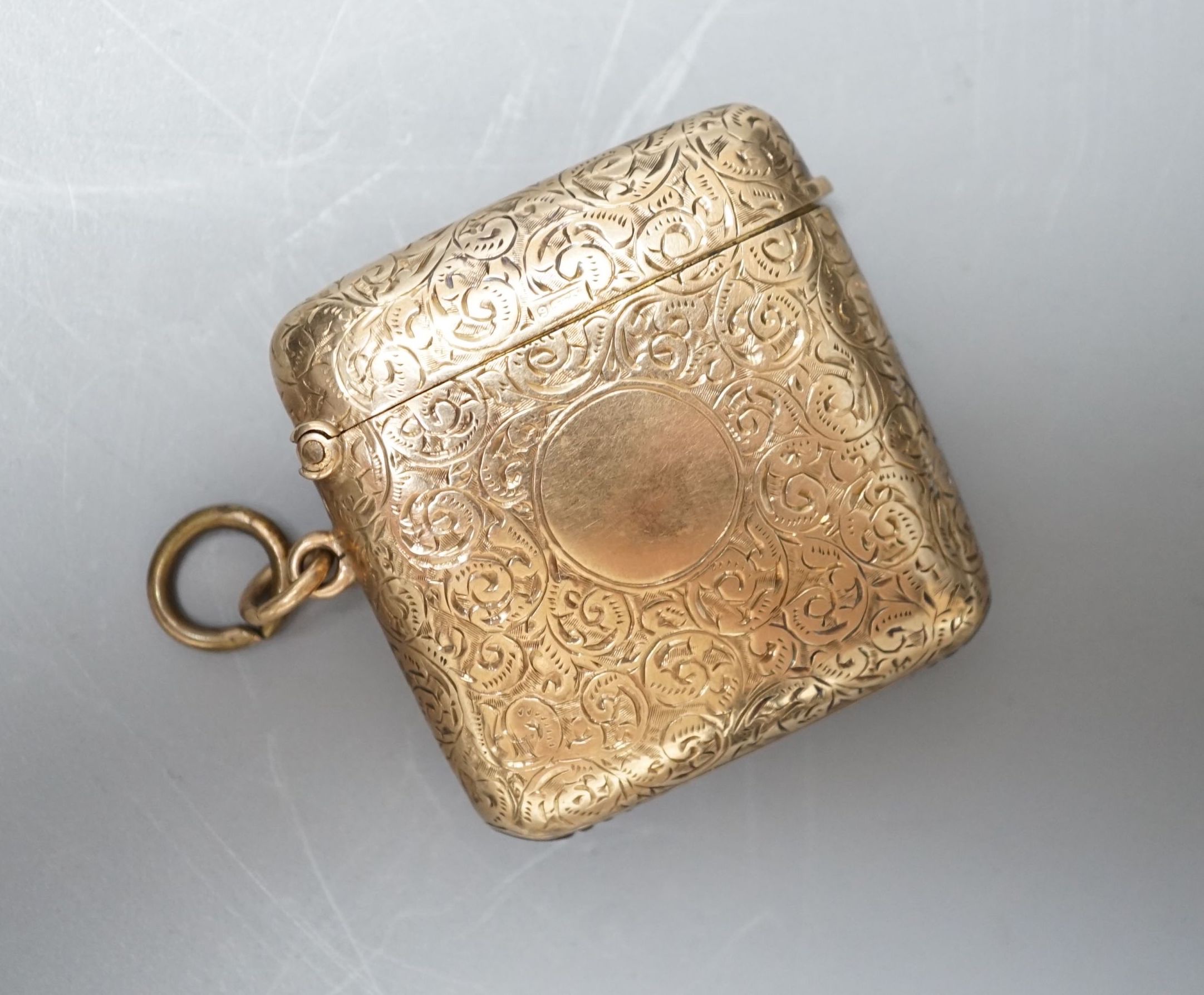 An Edwardian engraved 9ct gold vesta case, by S. Blanckensee & Sons Ltd, Birmingham, 1909, 41mm,