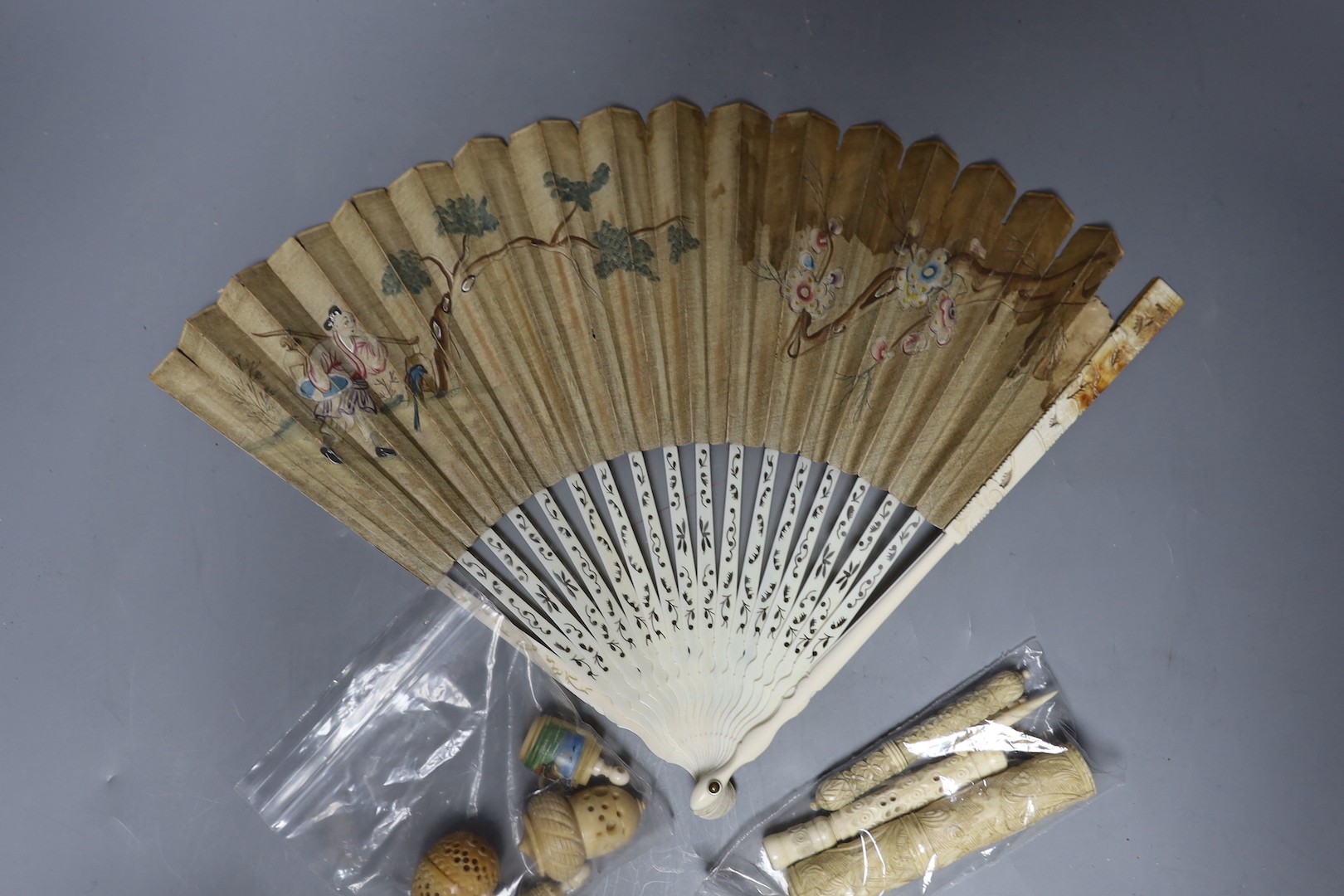 A mix collection of antique ivory to include needle cases, silver mounted gloves stretcher, etc - Image 4 of 6