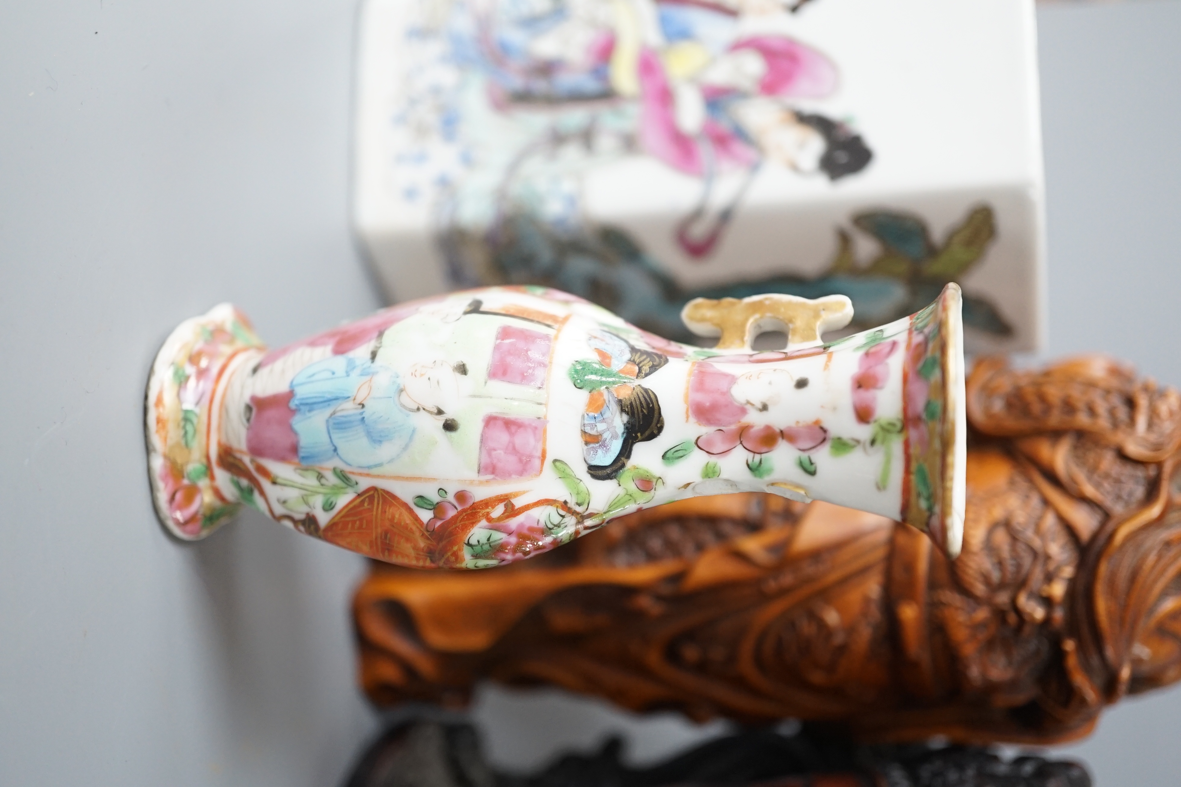 A Chinese famille rose brush pot together with other various oriental ceramics and figures (12) - Image 15 of 24