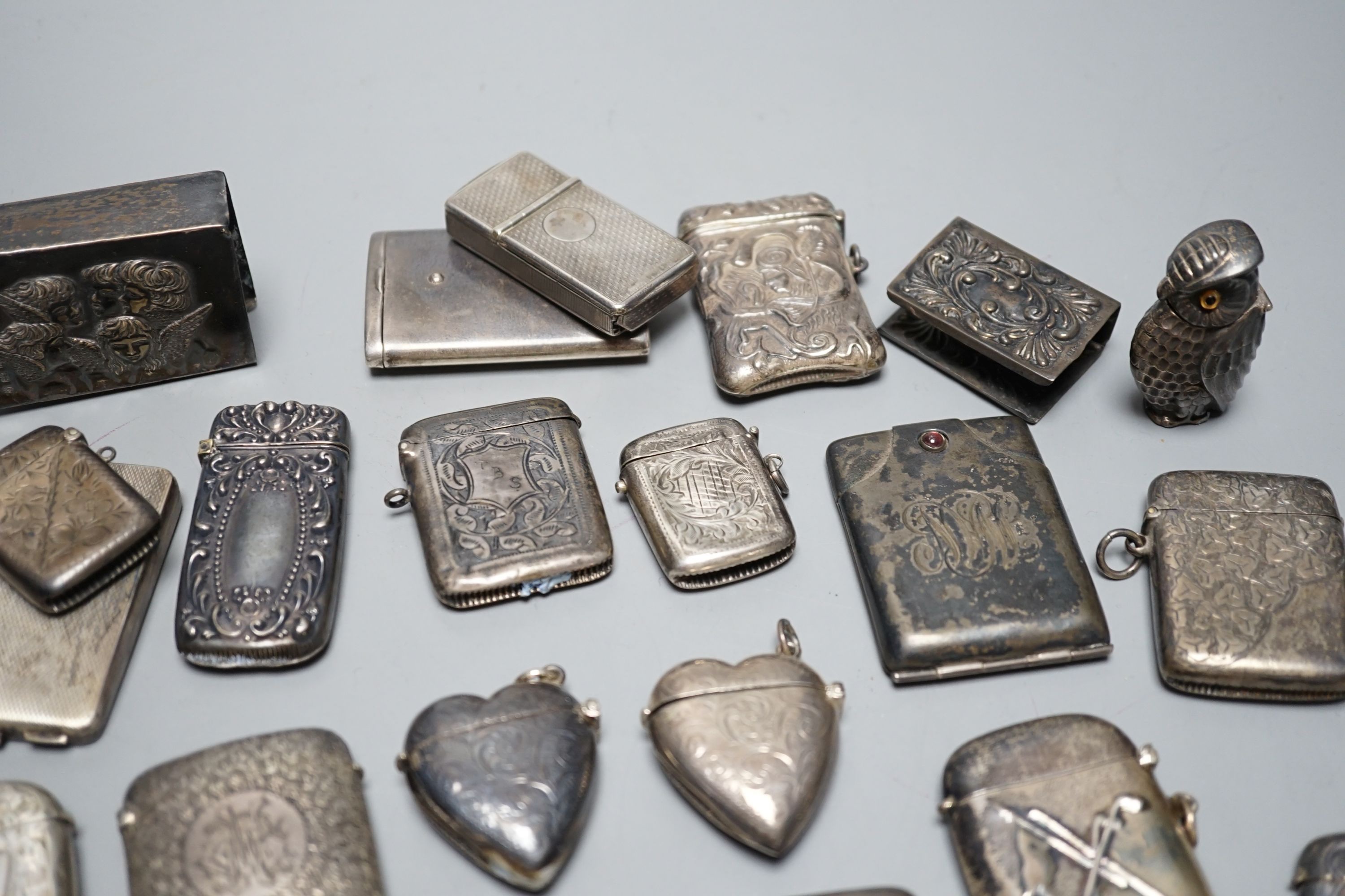 A collection of twenty six assorted mainly early 20th century silver or white metal vesta cases, - Image 5 of 8