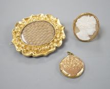 A Victorian yellow metal and cameo set scarf clip, 27mm, a 9ct back and front locket and a yellow