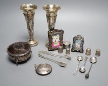 Mixed collectable silver including a pair of silver posy vases by William Comyns, 13.6cm, a George V