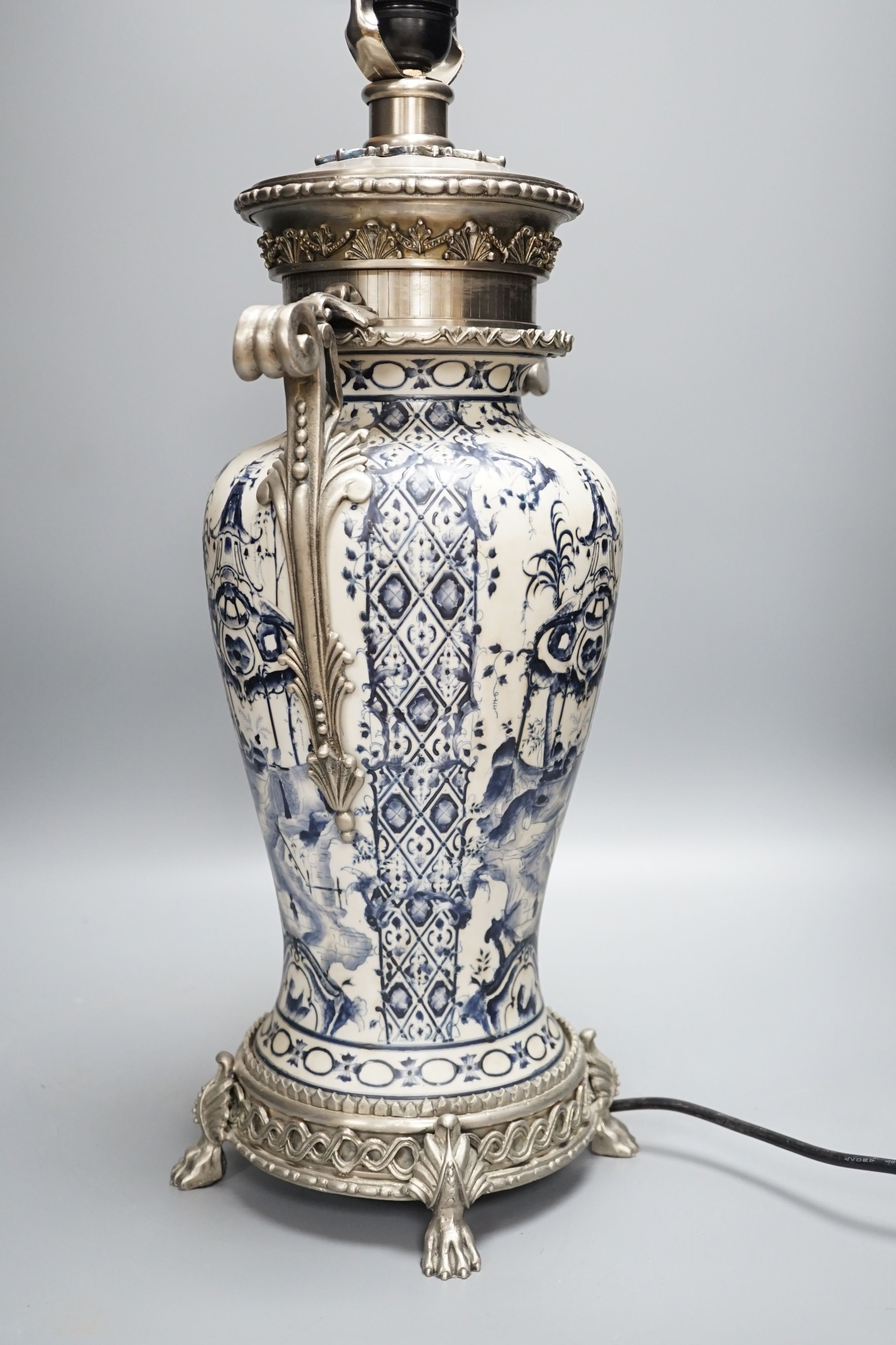 A blue and white chinoiserie and metal-mounted table lamp, 52cm - Image 4 of 9