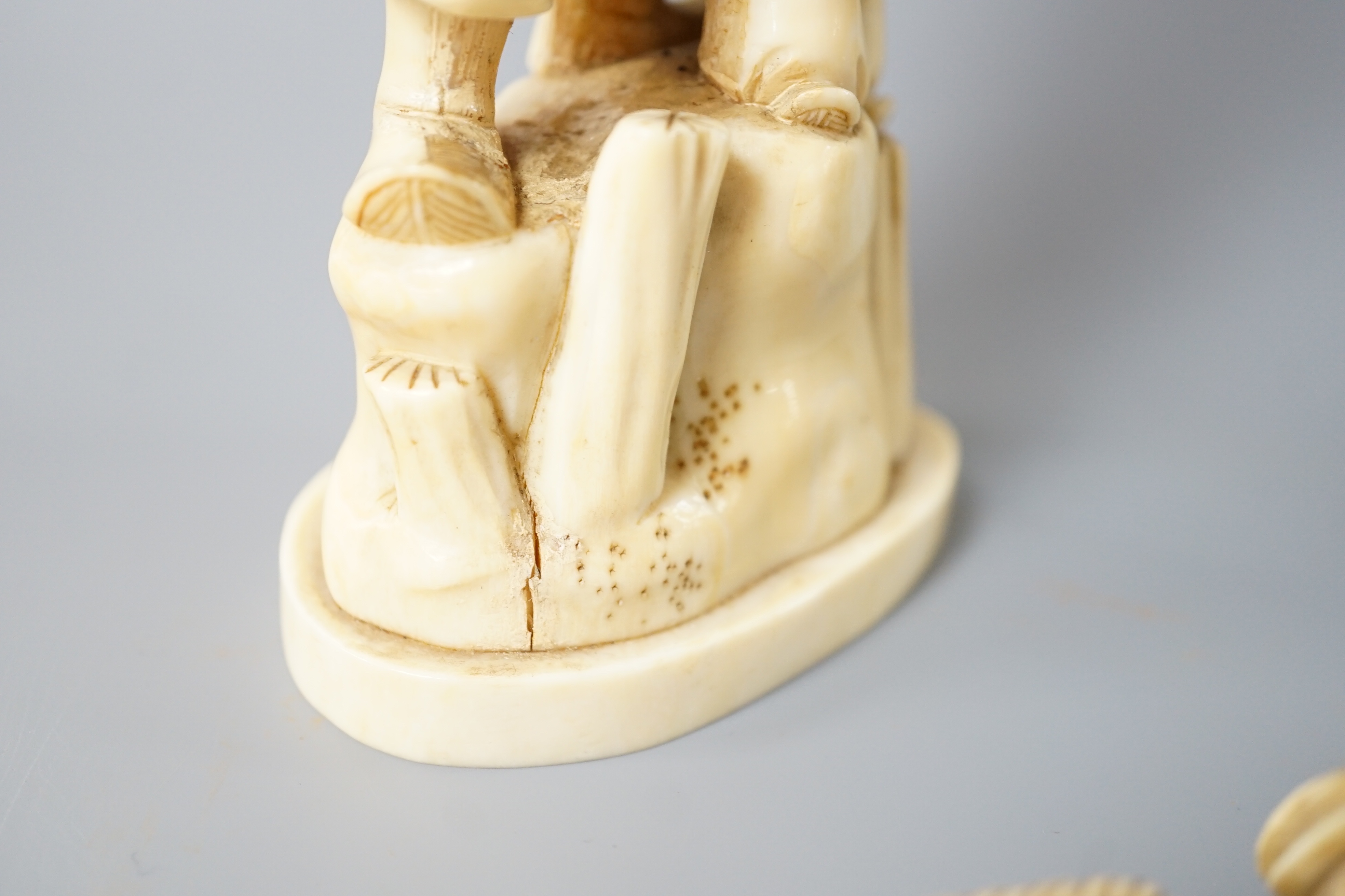 A 19th century Japanese marine ivory okimono of a bearded man and child together with a similar - Image 6 of 8