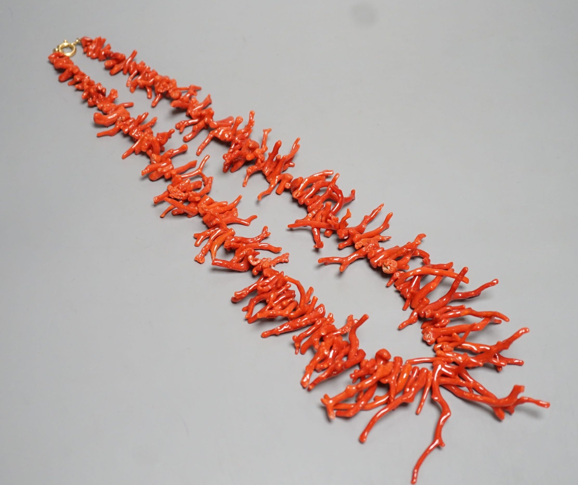 A modern jagged coral necklace, 72cm. - Image 3 of 5