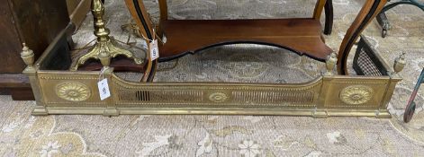 An Edwardian Adam design brass fender, width 128cm, depth 32cm, height 28cm