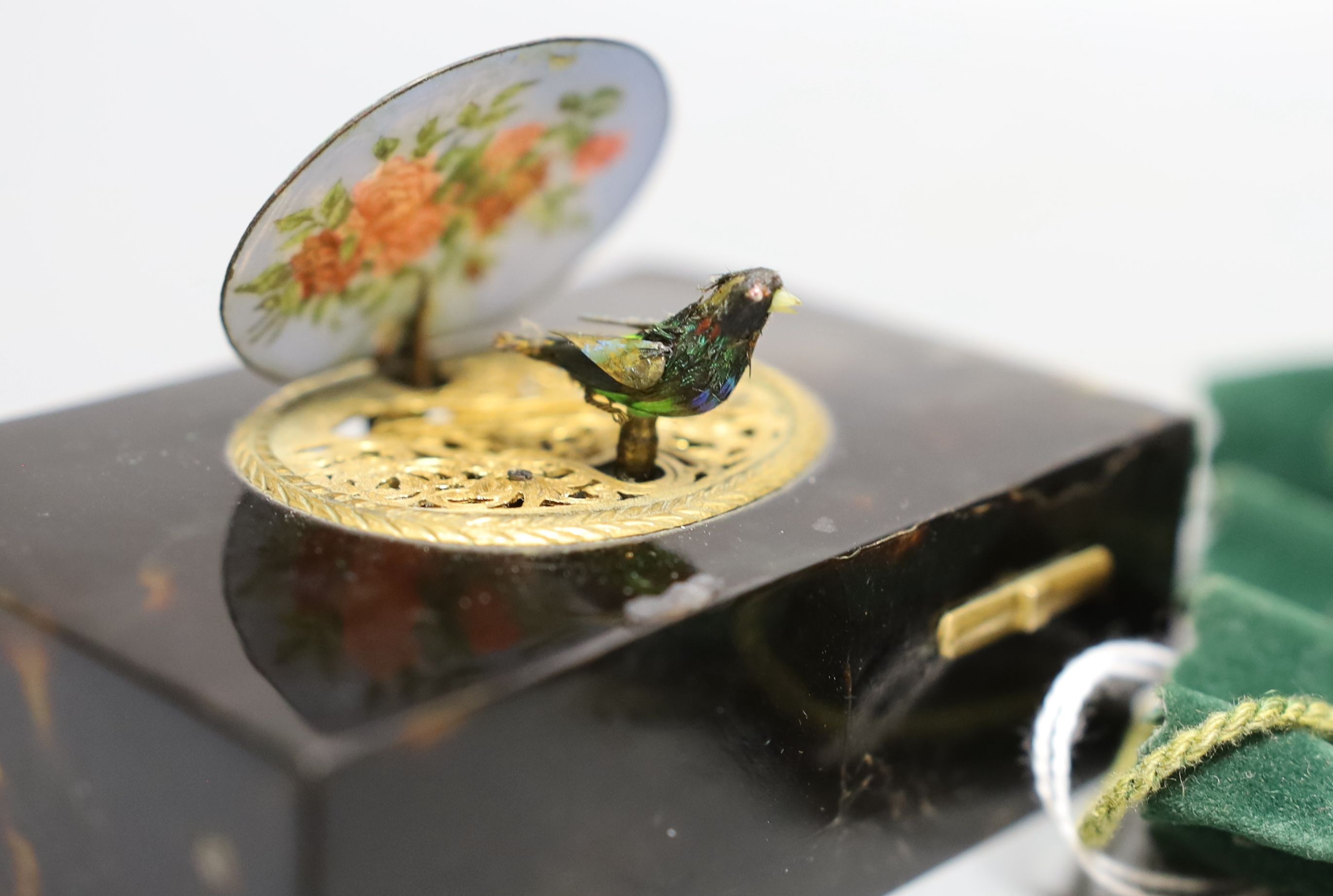 An early 19th century continental automaton music box with winding key - 9.5cm long - Image 2 of 4