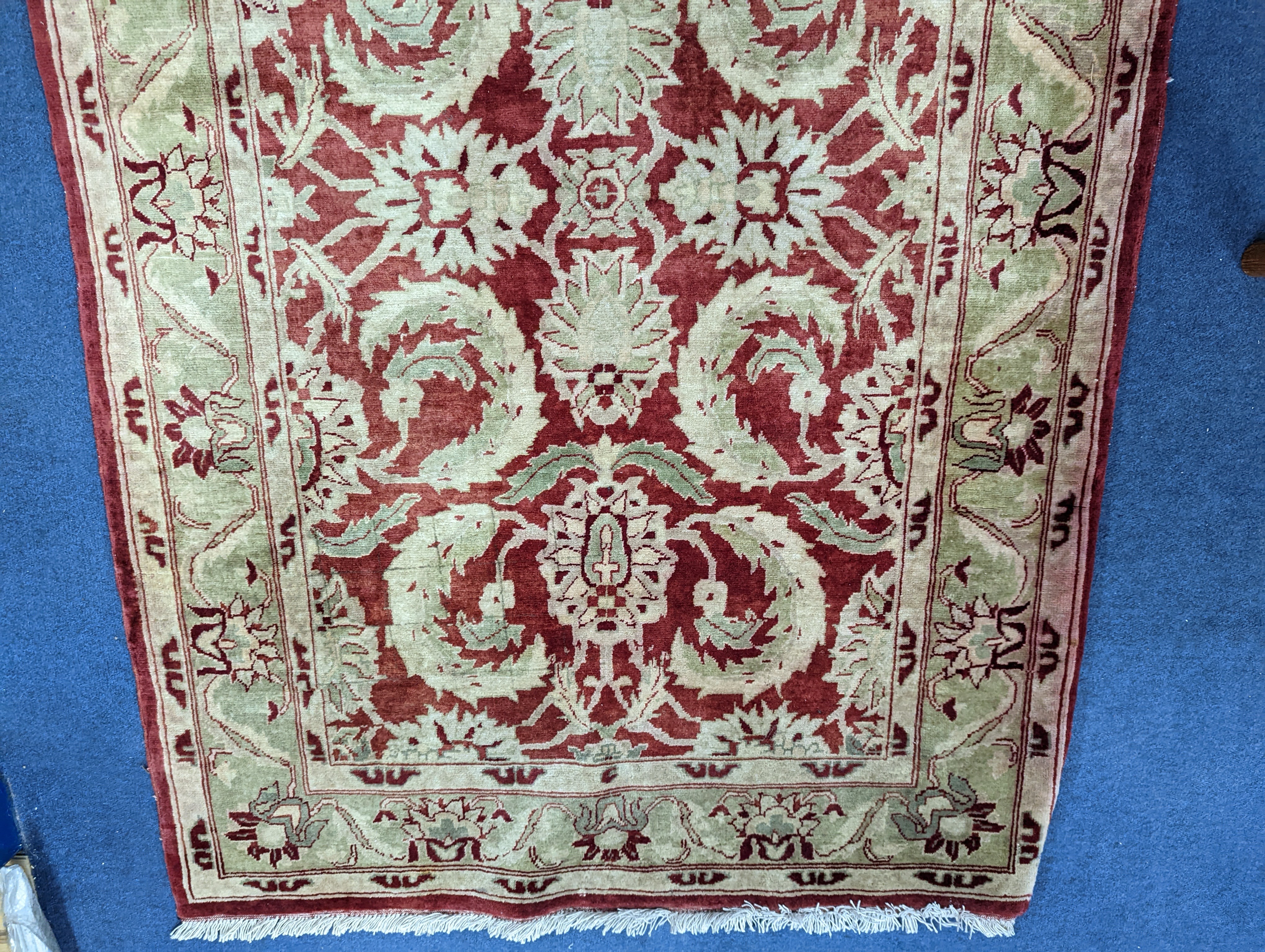 A Zeigler red ground rug, 160 x 100cm - Image 3 of 3