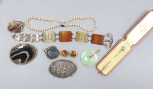 Mixed Victorian and later jewellery including a yellow metal and garnet set scroll brooch, 34mm,