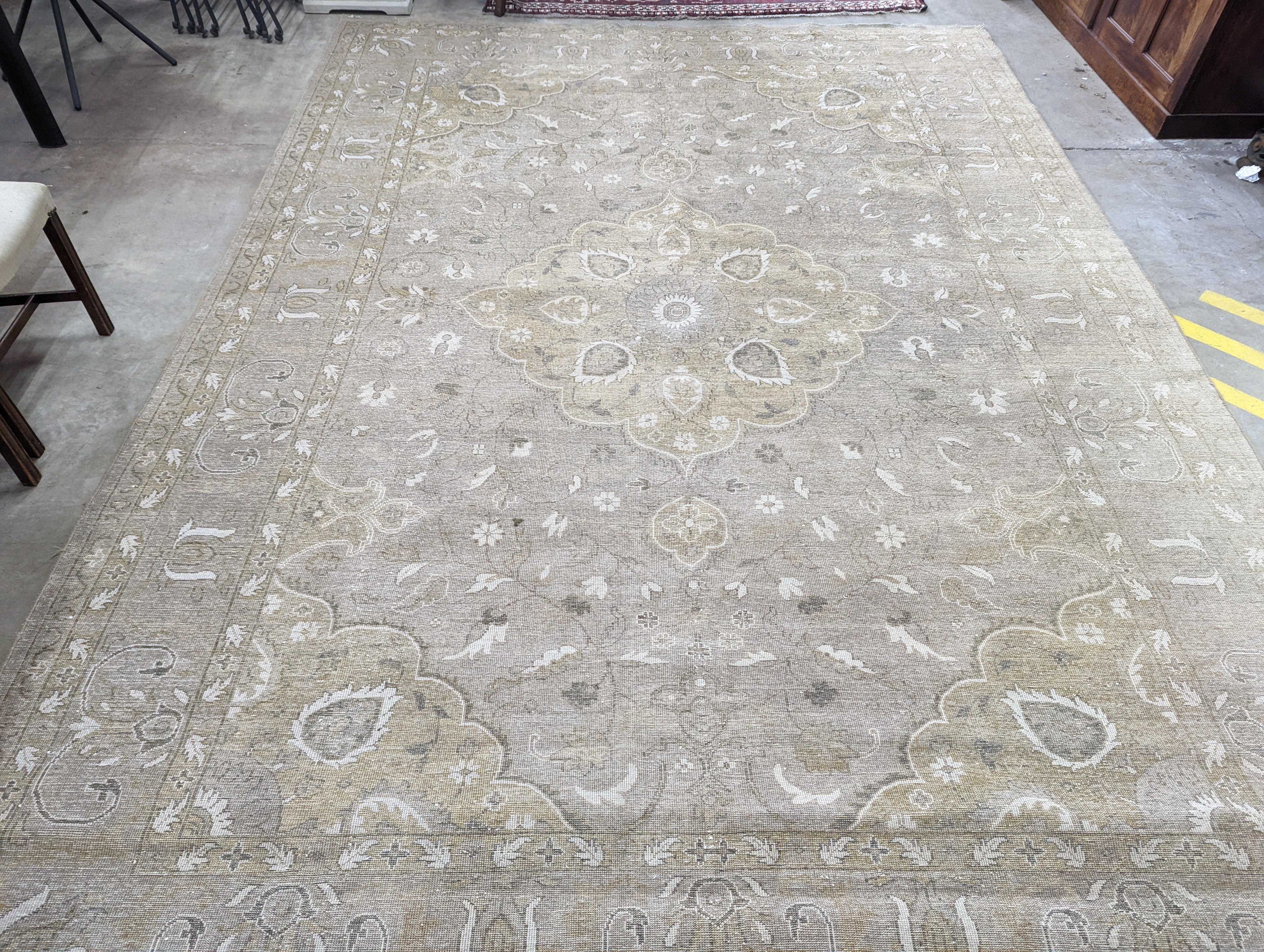 A contemporary North West Persian style pale wool carpet, 420 x 293cm - Image 9 of 10