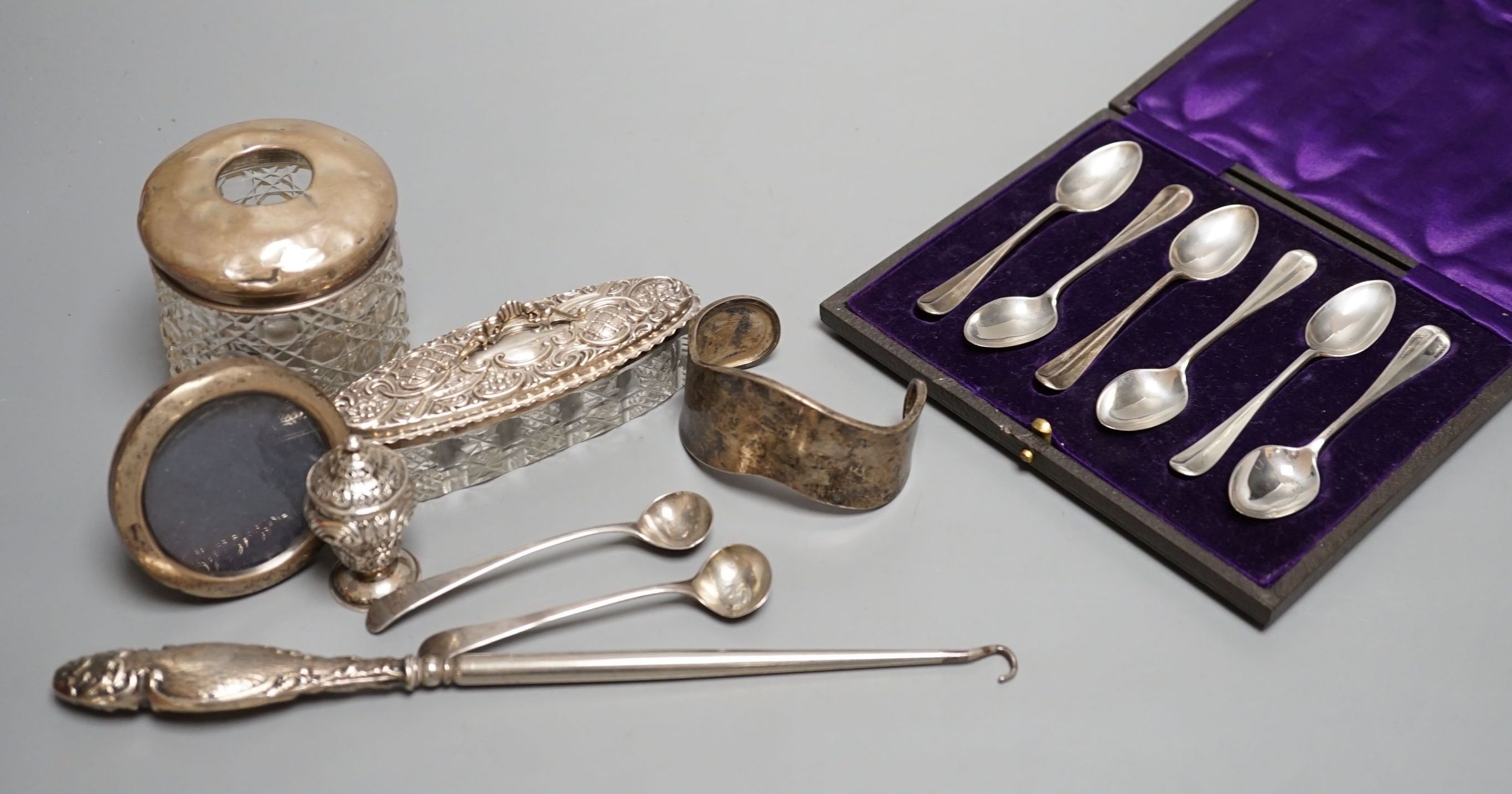 Mixed silver including a cased set of six silver teaspoons, small mounted photograph frame,