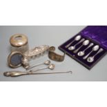 Mixed silver including a cased set of six silver teaspoons, small mounted photograph frame,