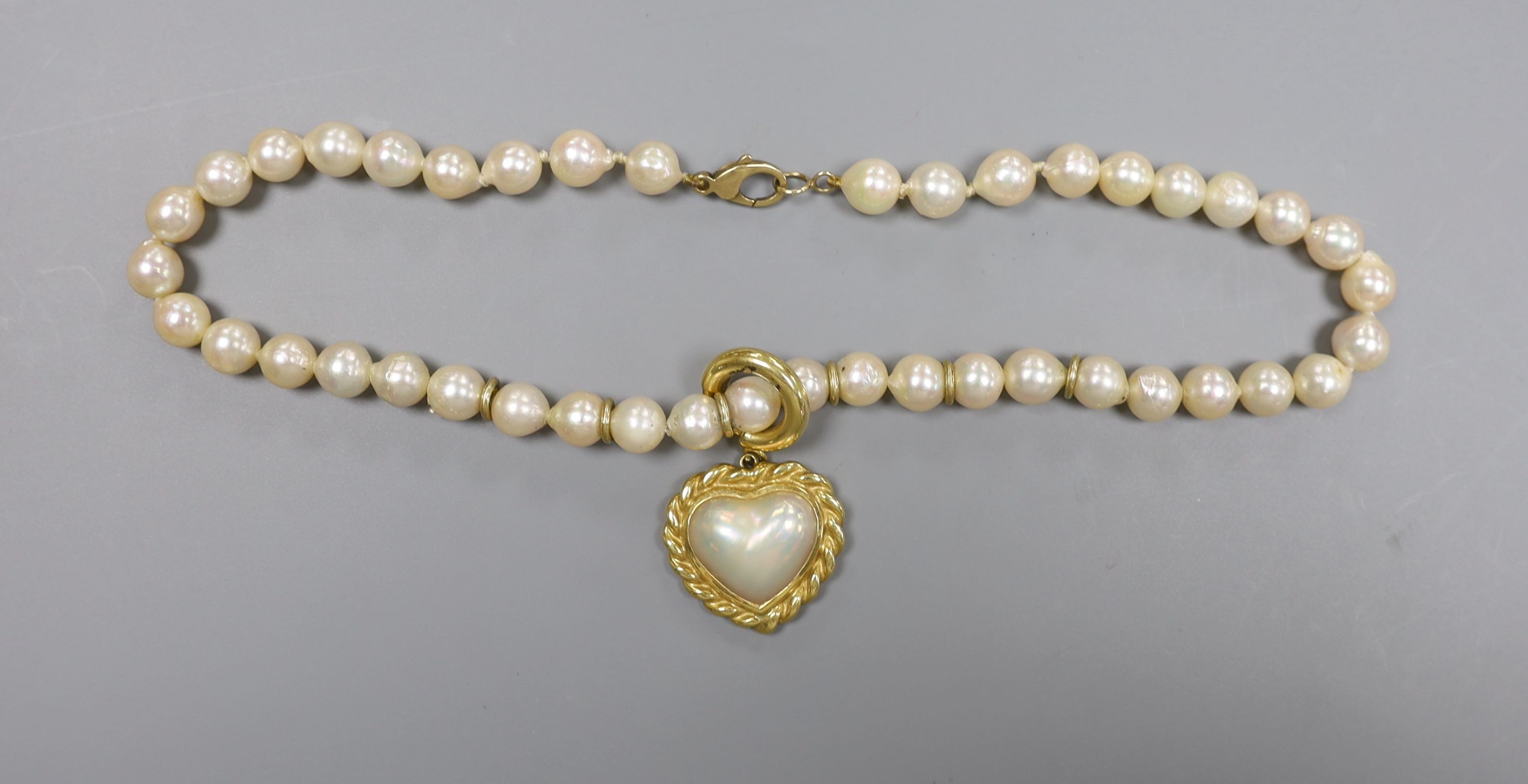 A 1960's single strand cultured pearl necklace, with an 18ct gold and mother of pearl set heart - Image 2 of 3