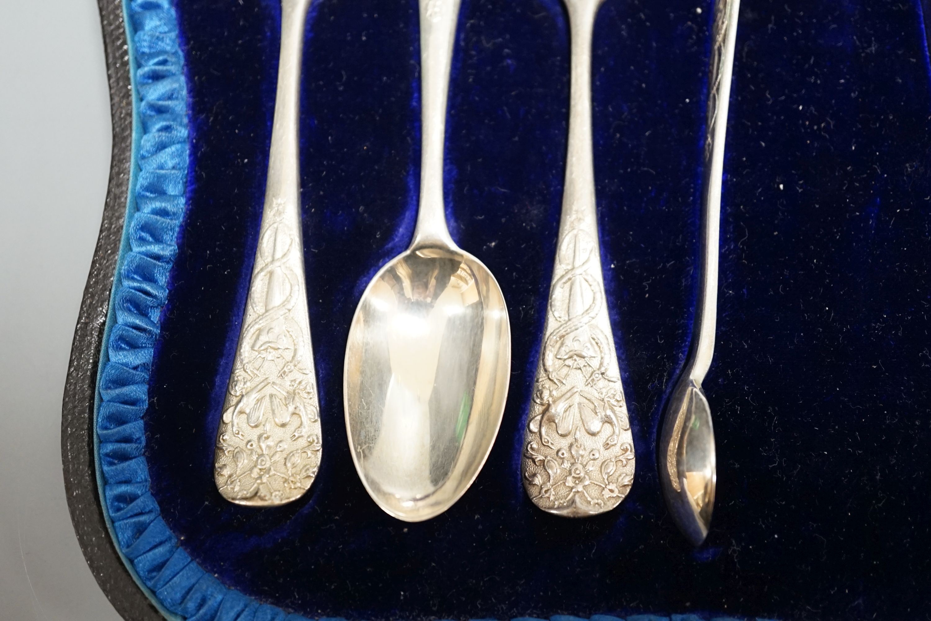A cased set of six late Victorian silver teaspoons with sugar tongs, London, 1898. - Image 2 of 3