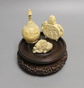 A 19th-century European carved ivory snuff bottle, and an early 20th century Chinese ivory snuff