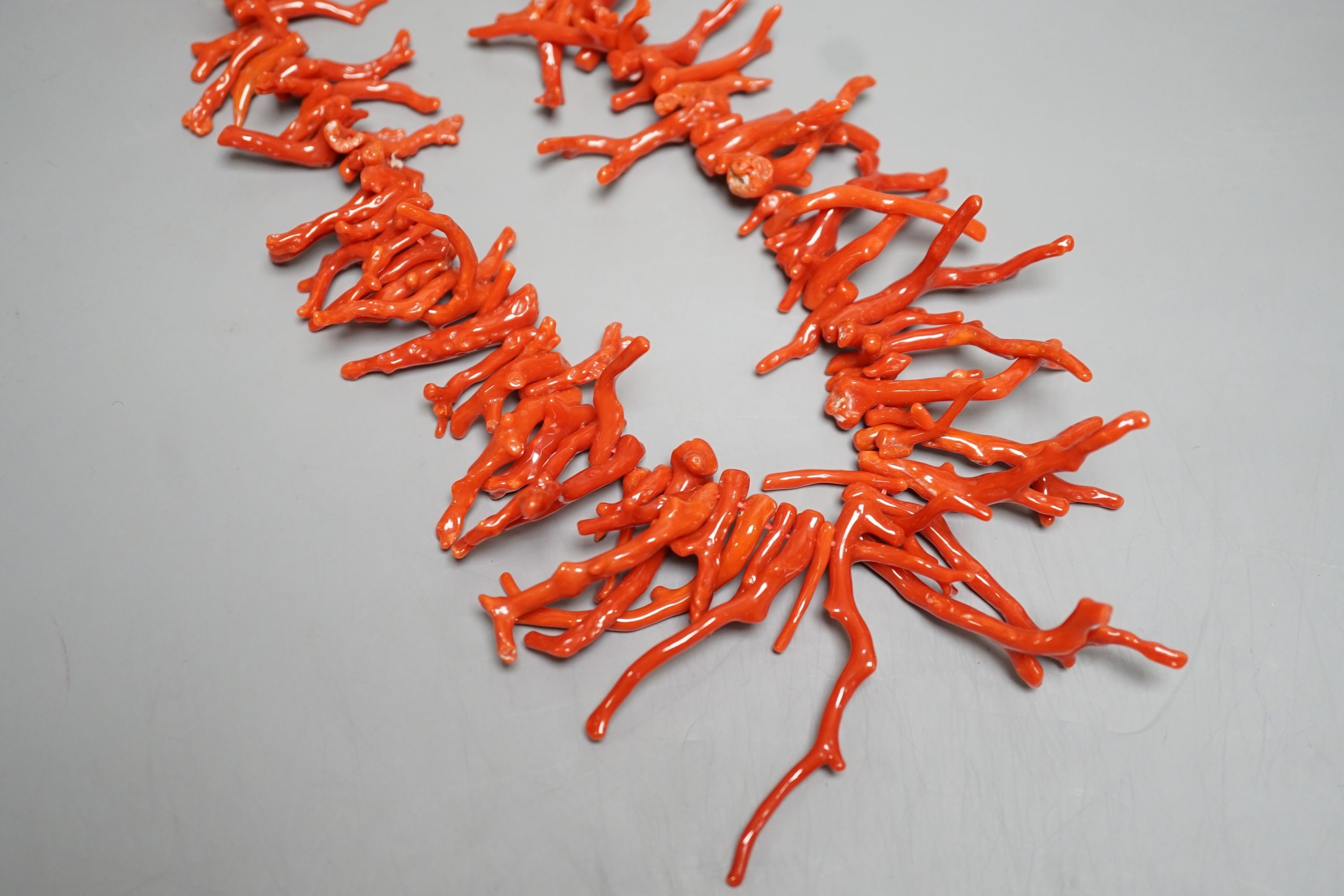 A modern jagged coral necklace, 72cm. - Image 4 of 5