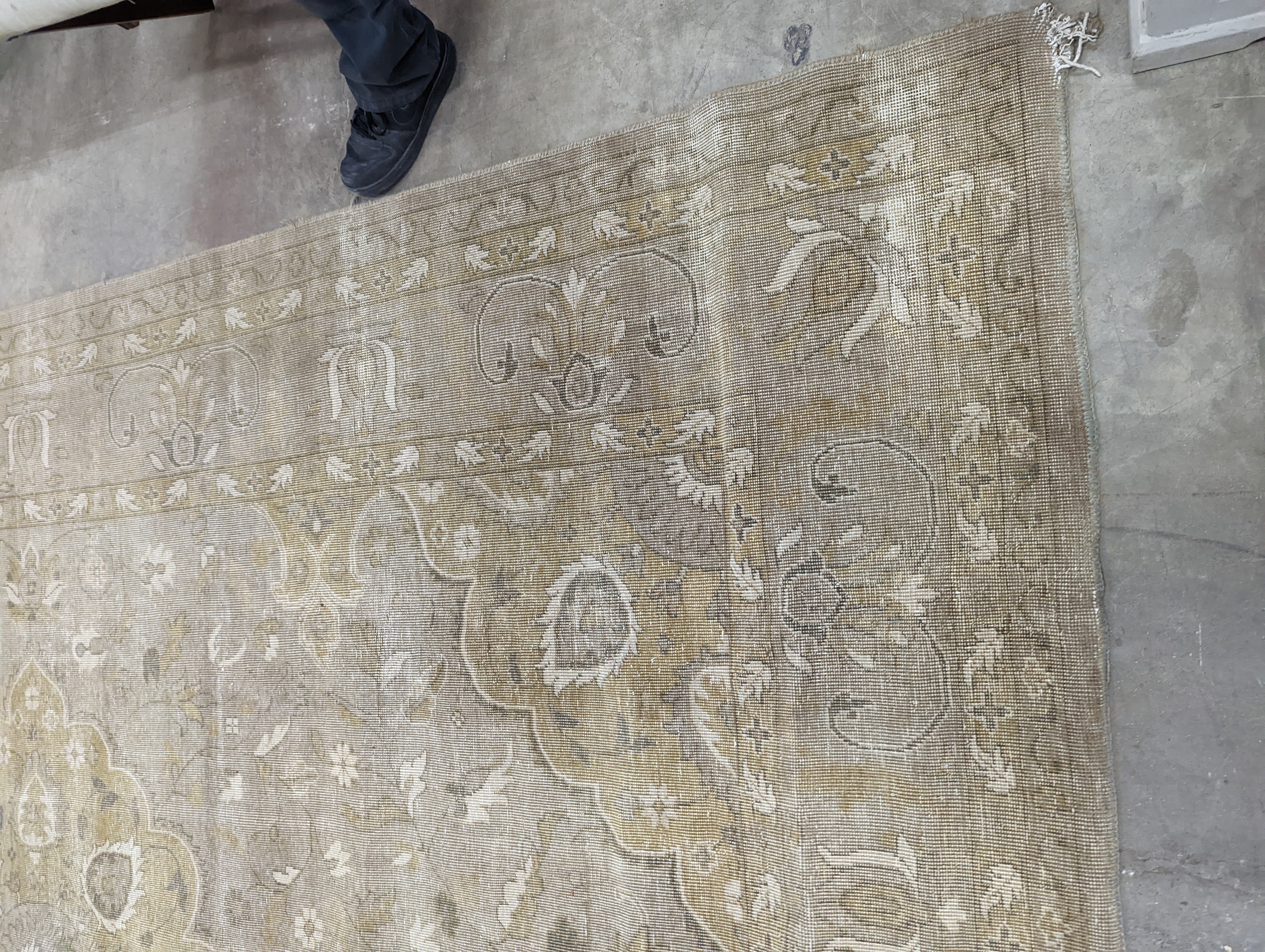 A contemporary North West Persian style pale wool carpet, 420 x 293cm - Image 2 of 10