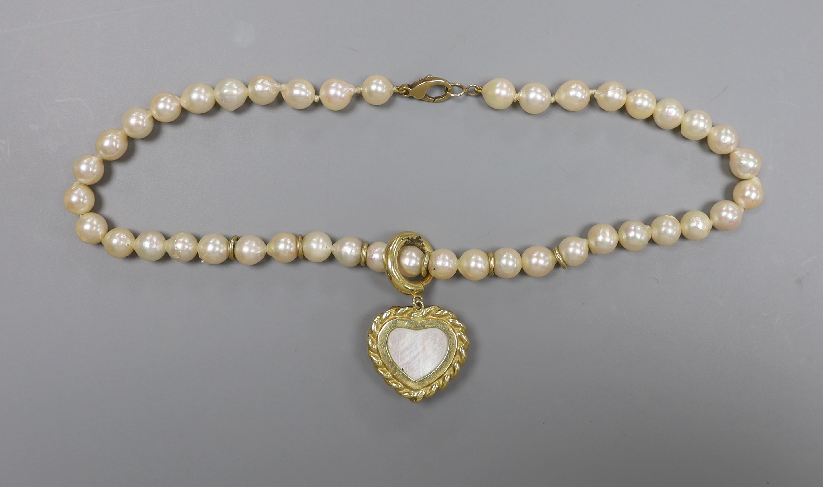 A 1960's single strand cultured pearl necklace, with an 18ct gold and mother of pearl set heart - Image 3 of 3