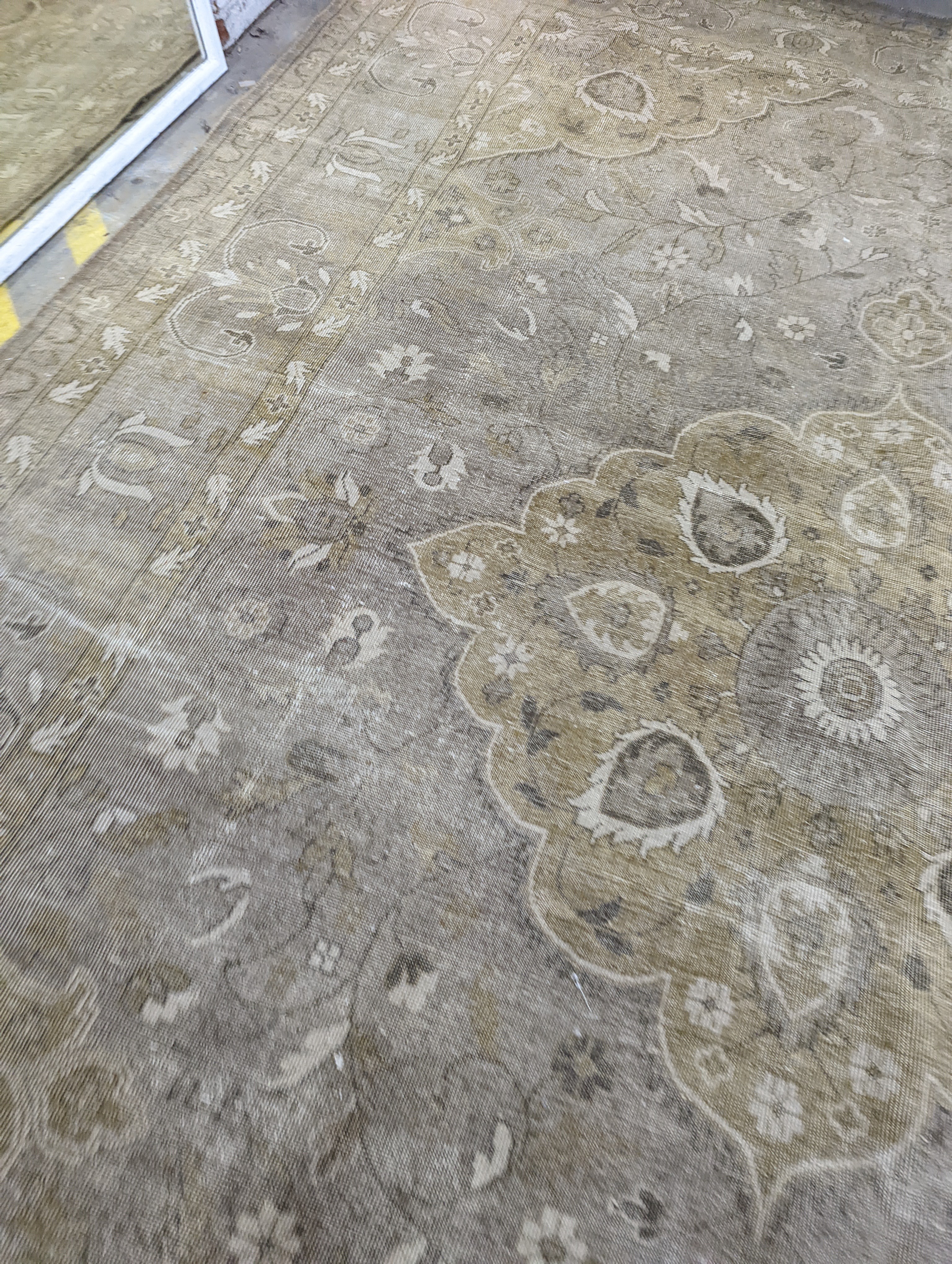 A contemporary North West Persian style pale wool carpet, 420 x 293cm - Image 4 of 10