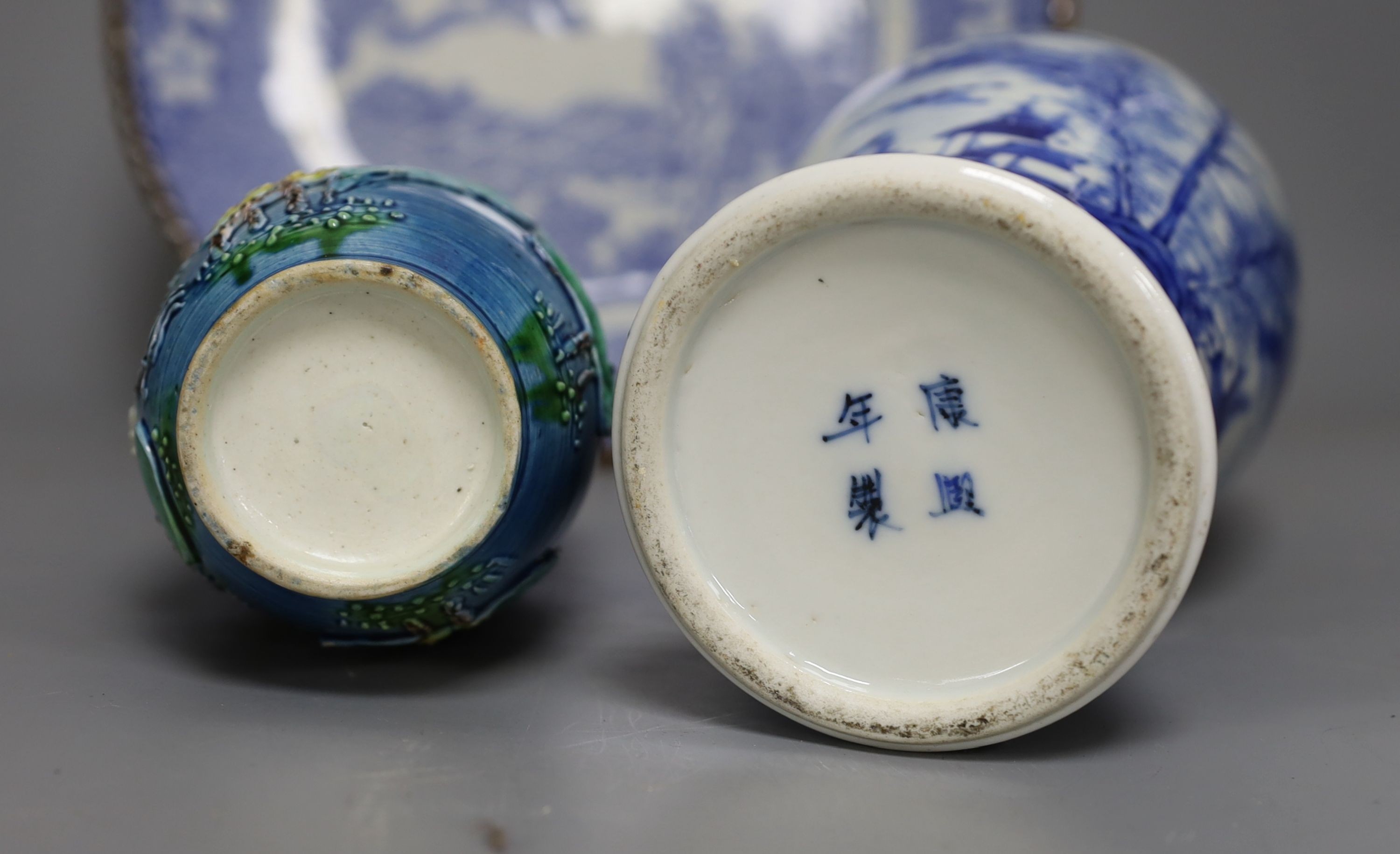 An early 20th century Chinese blue and white lidded vase together with a similar enamelled pottery - Image 5 of 6