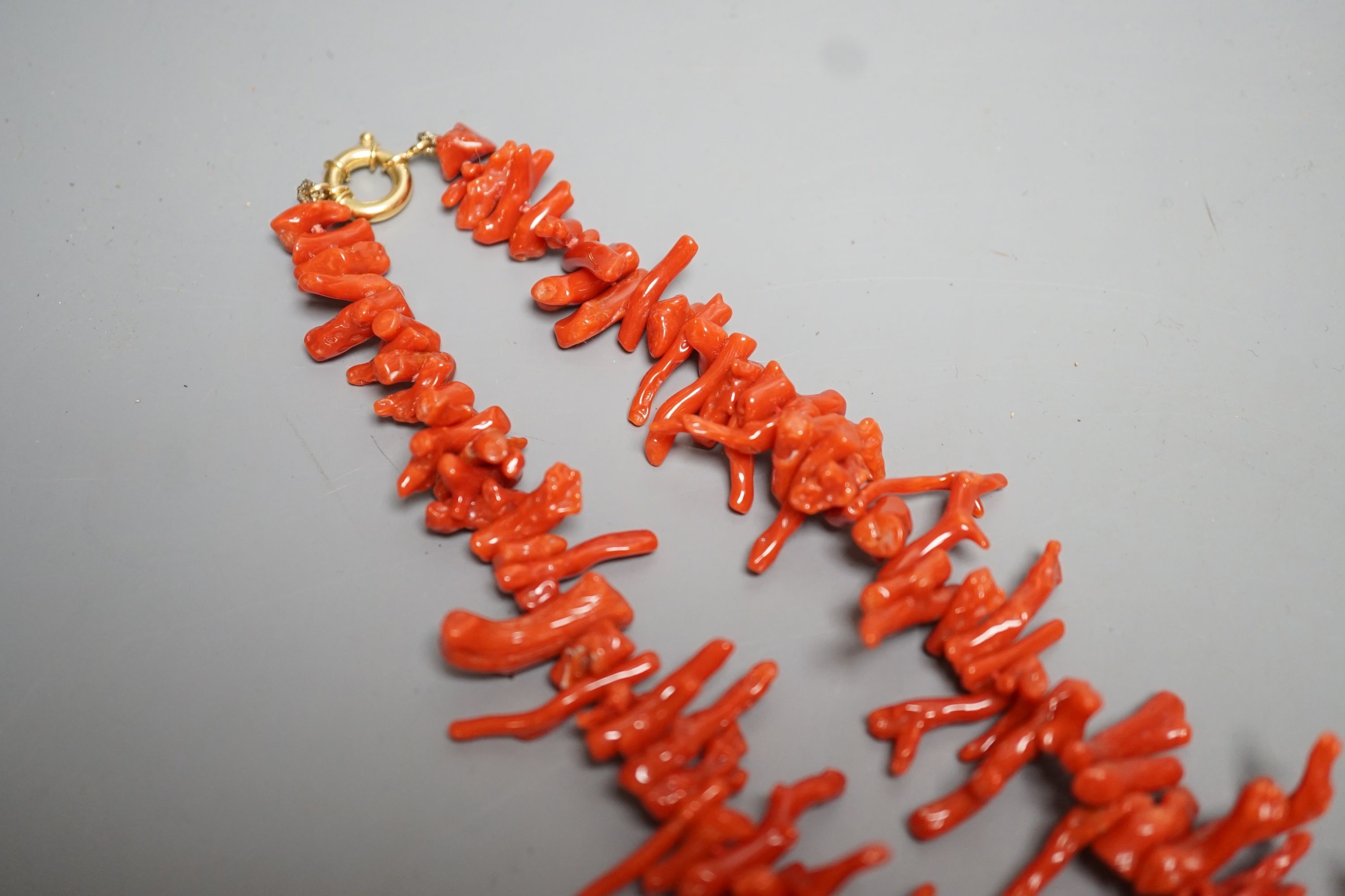 A modern jagged coral necklace, 72cm. - Image 5 of 5