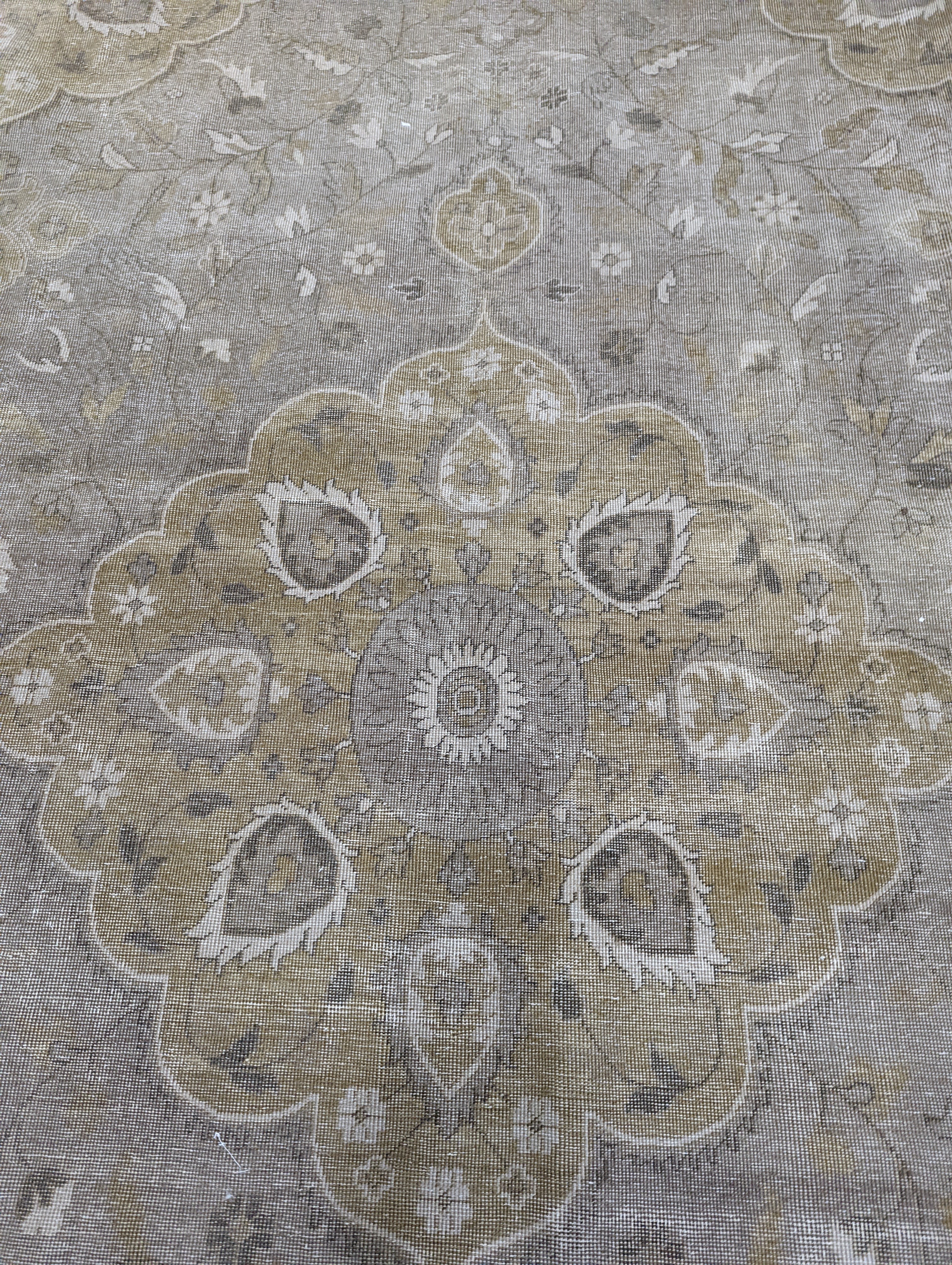 A contemporary North West Persian style pale wool carpet, 420 x 293cm - Image 8 of 10