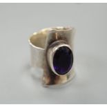 A modern Pruden & Smith silver and oval cut amethyst set dress ring, size R.