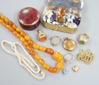 Mixed jewellery including an amber necklace, gross 34 grams, loose gemstones, a 9ct and simulated
