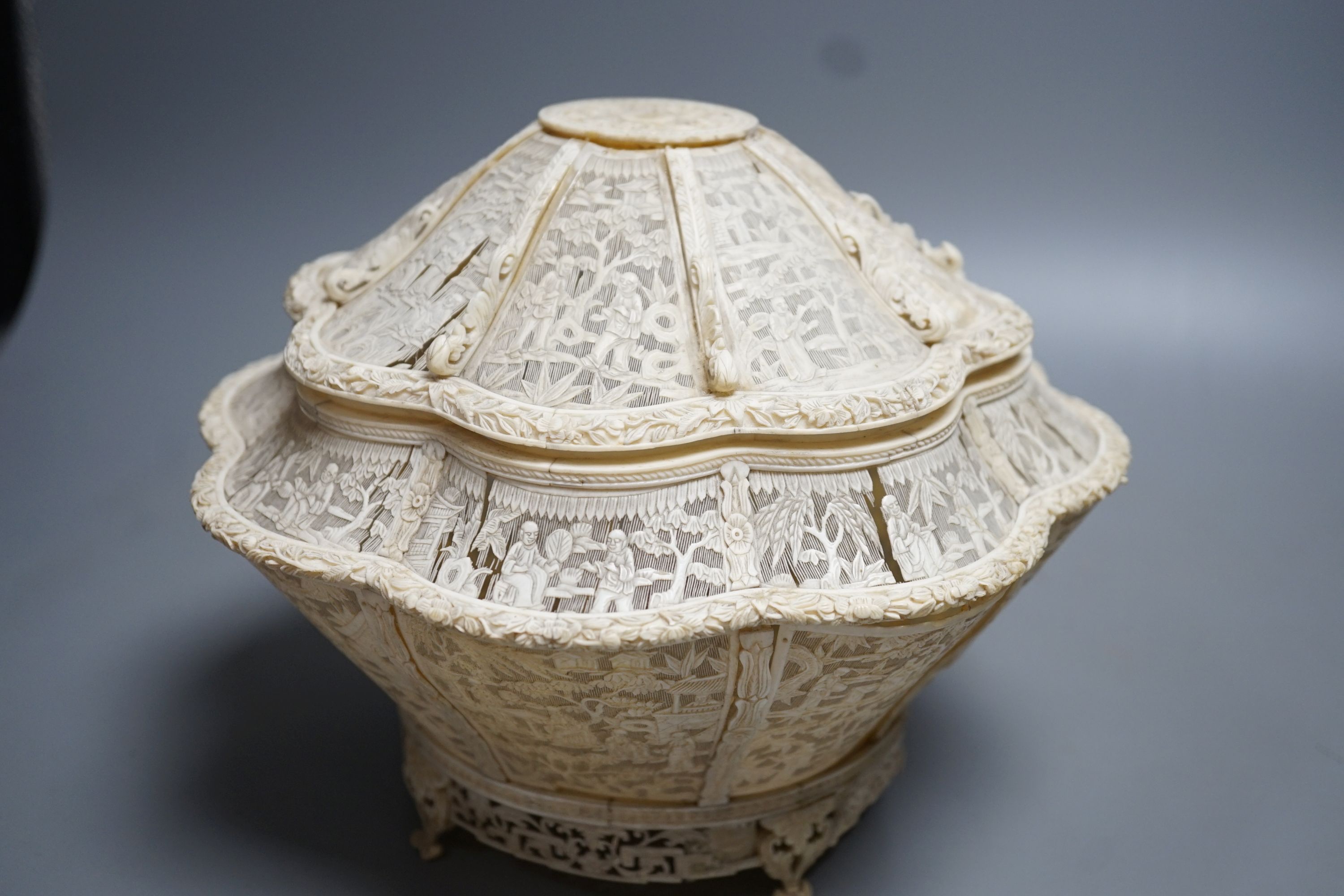 A Chinese finely pierced ivory lobed box and cover, circa 1800, 22cm - Image 7 of 7