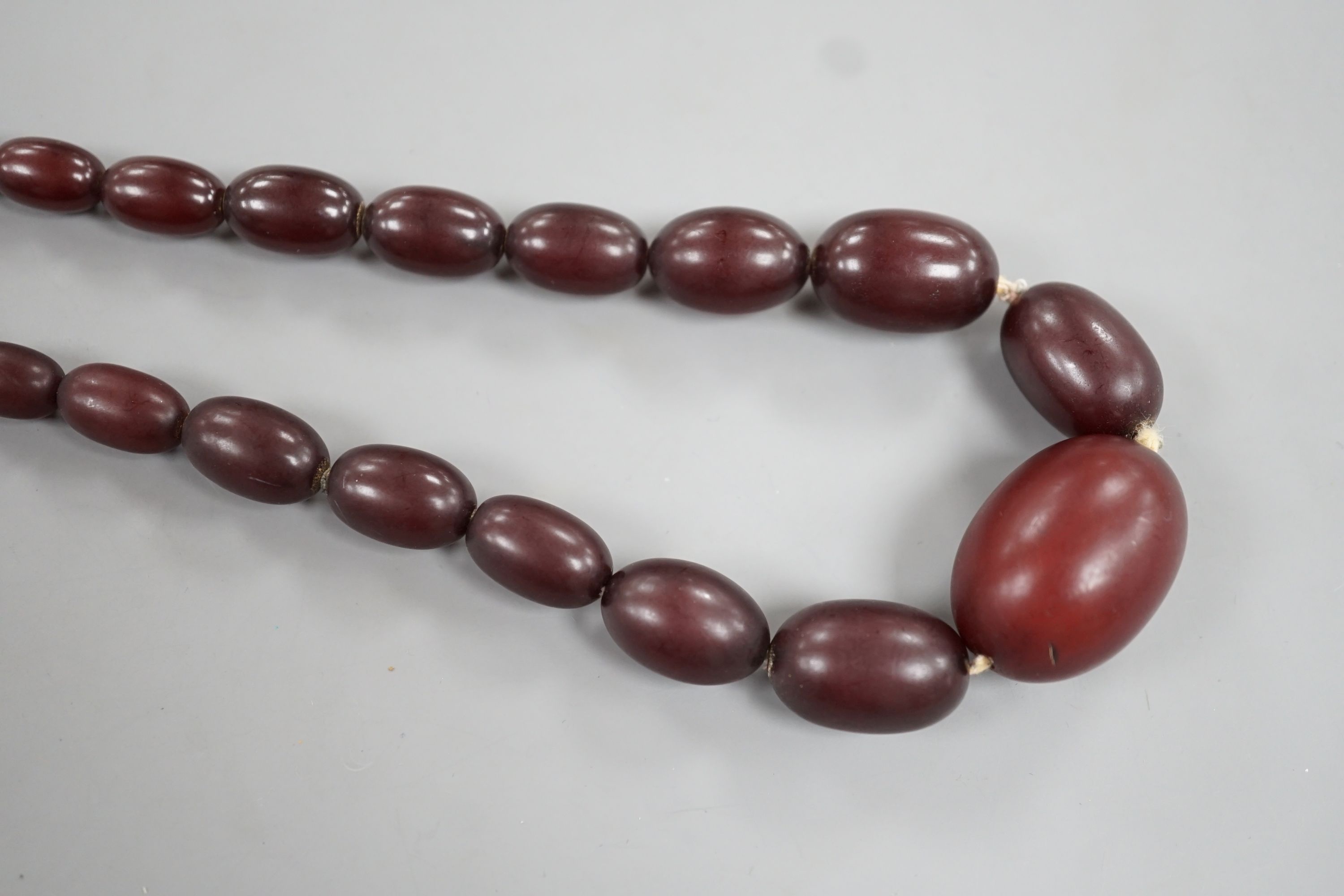 A single strand graduated oval bakelite bead necklace, 71cm, gross weight 60 grams. - Image 5 of 5