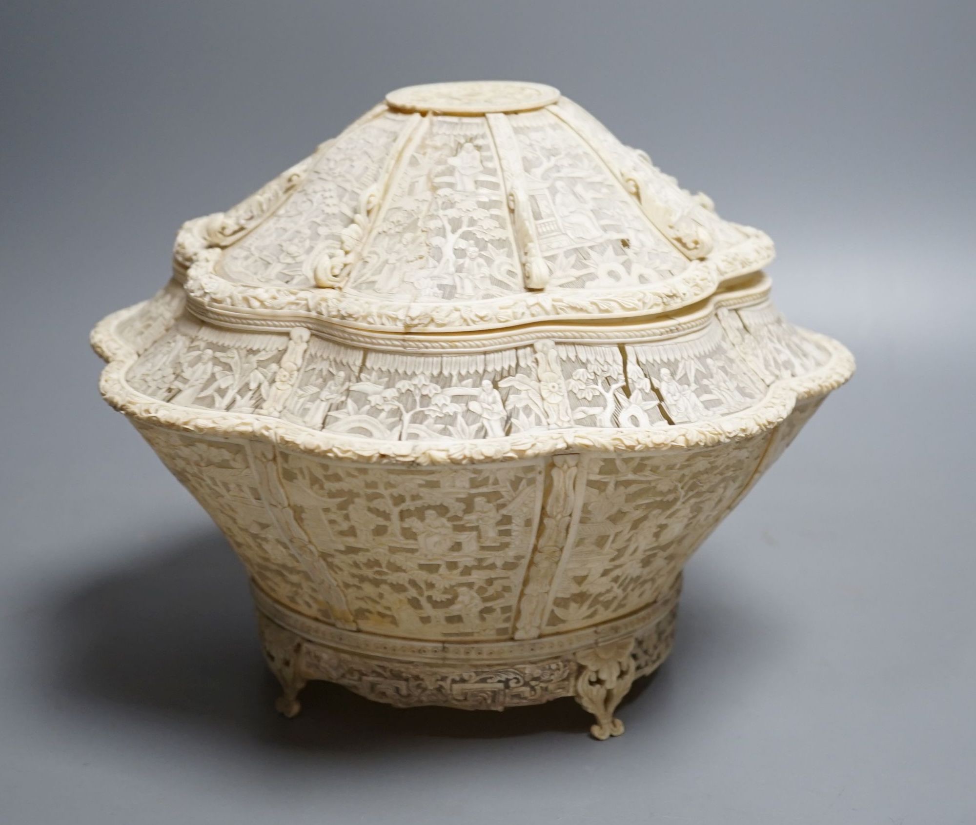 A Chinese finely pierced ivory lobed box and cover, circa 1800, 22cm - Image 4 of 7