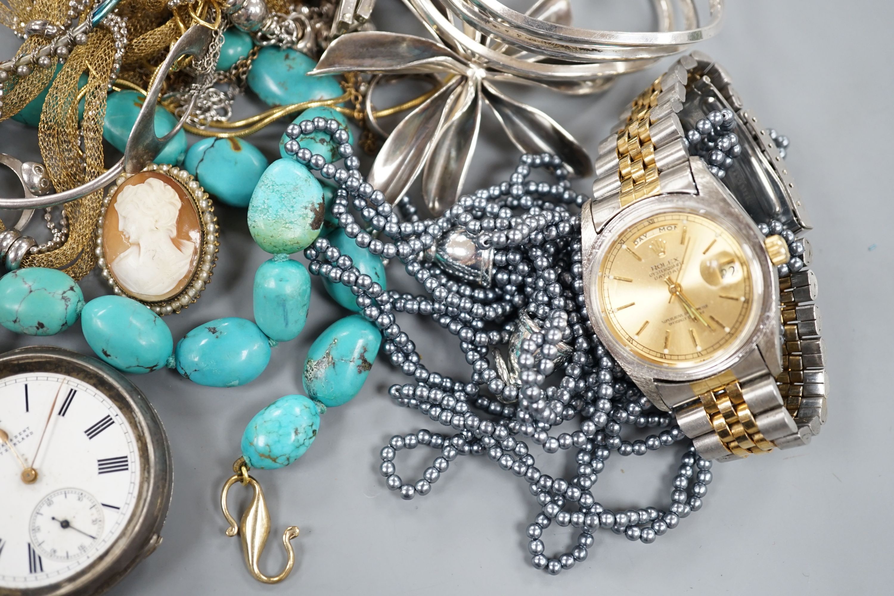 A small quantity of assorted costume jewellery, two silver pocket watches and assorted wrist watches - Image 2 of 6