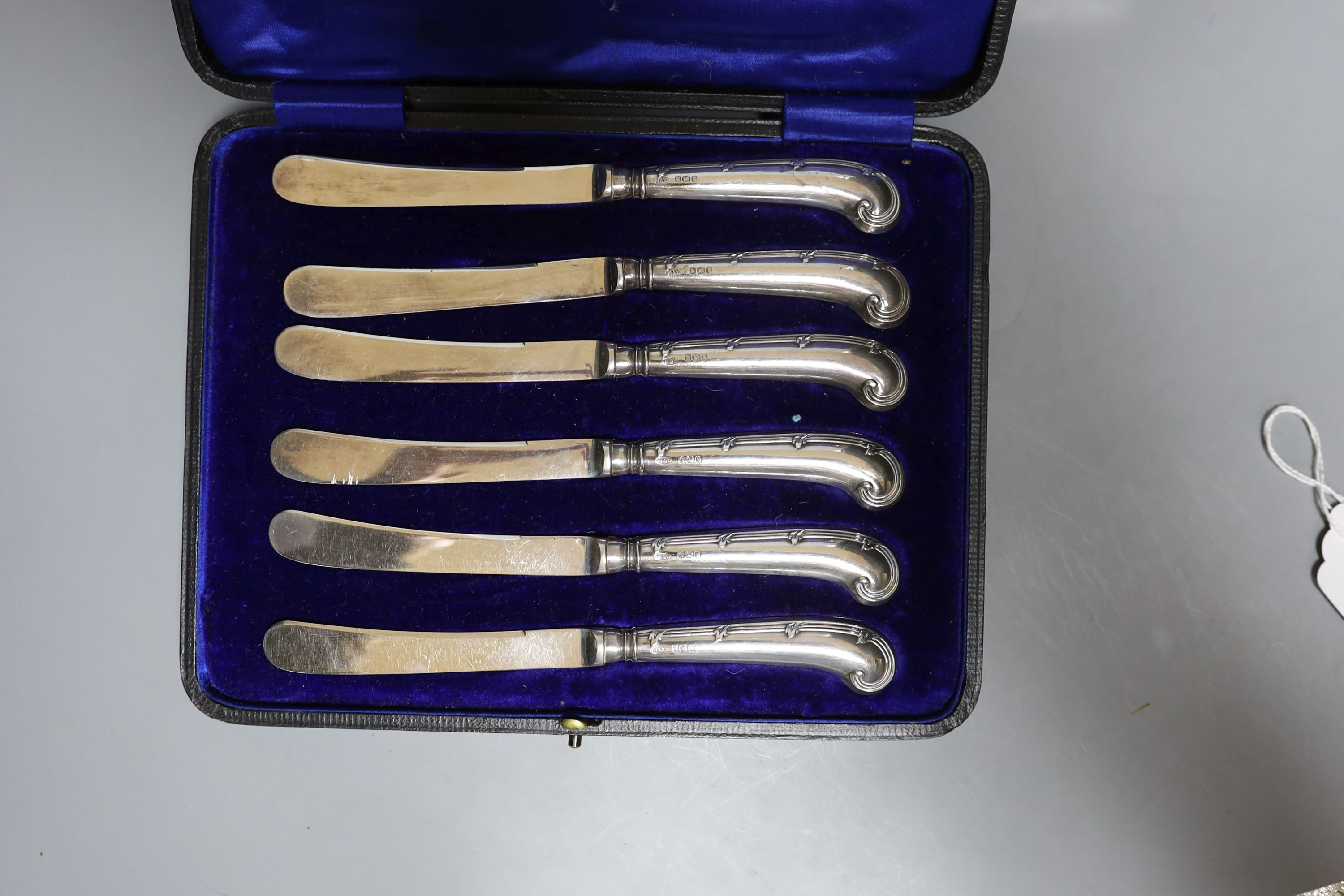 A cased set of silver handled pistol knives and a cased set of mother-of-pearl knives and forks - Image 2 of 4