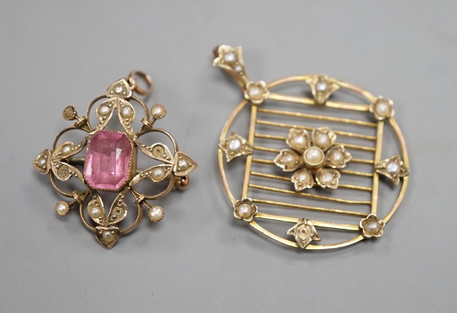 An Edwardian 9ct and seed pearl set circular pendant , 3 1mmand a similar pink paste and seed