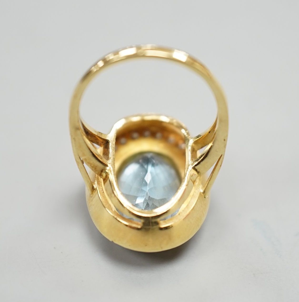 A modern 18ct gold, blue topaz and diamond set oval cluster ring, size L/M, gross weight 8.3 grams. - Image 3 of 3