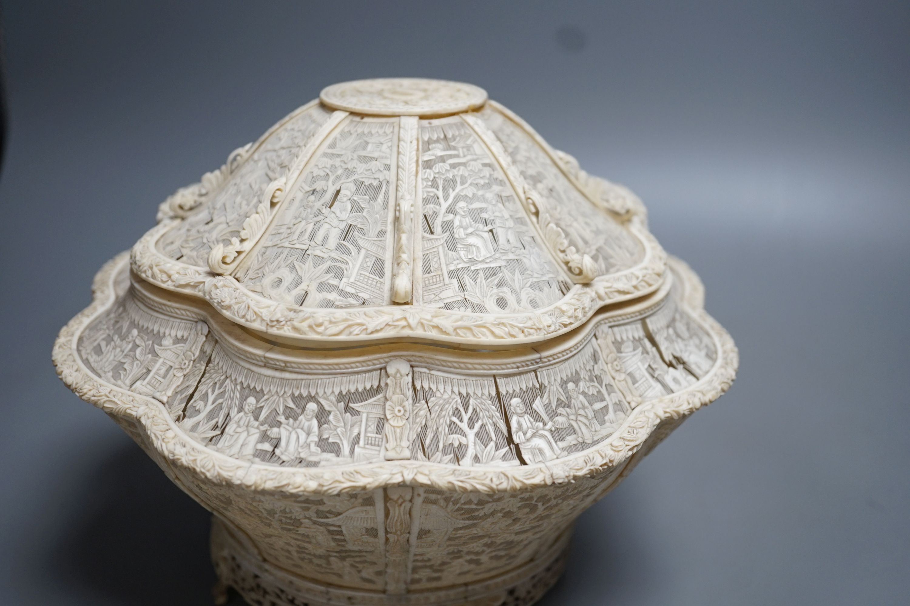 A Chinese finely pierced ivory lobed box and cover, circa 1800, 22cm - Image 6 of 7