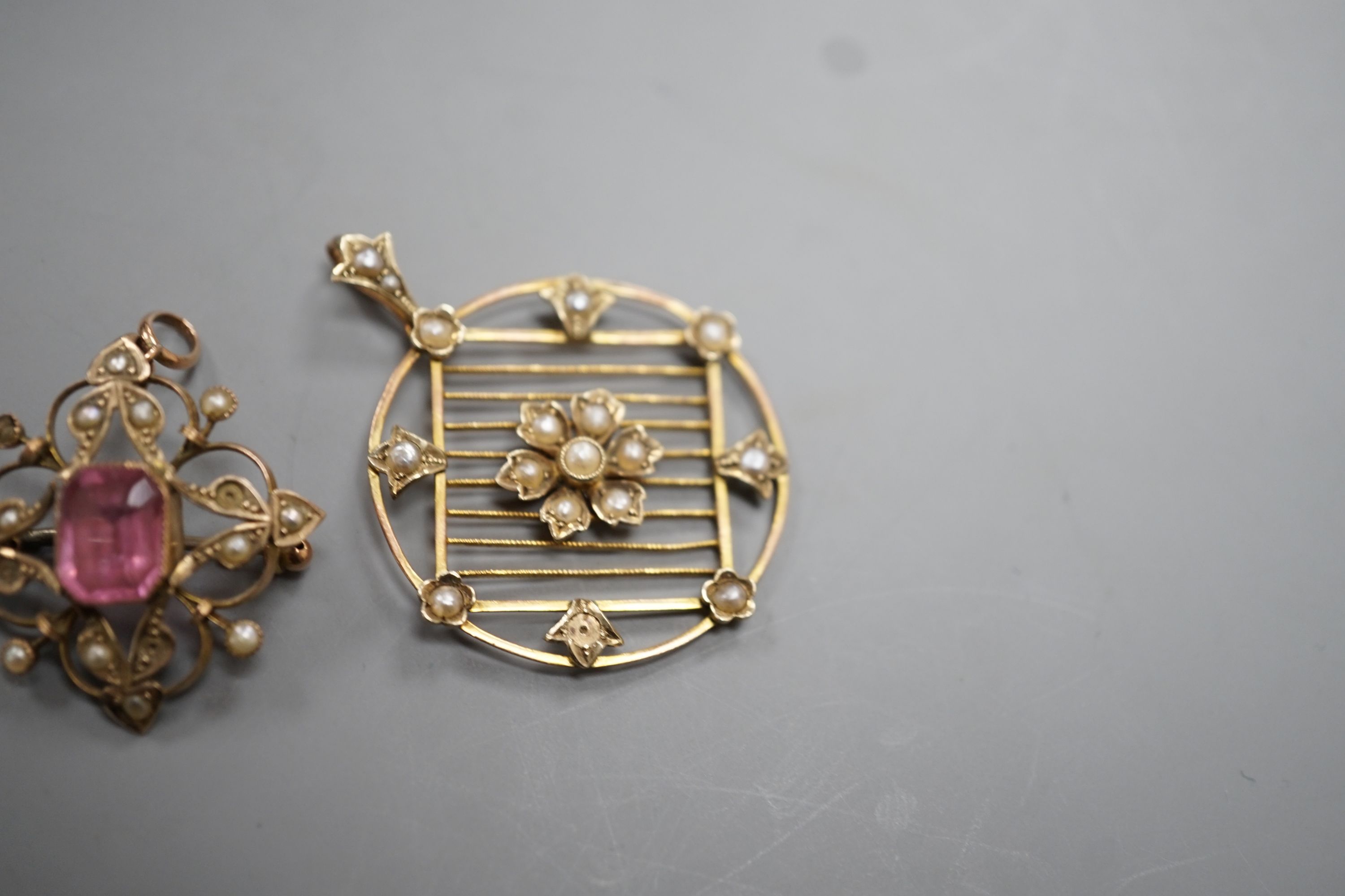 An Edwardian 9ct and seed pearl set circular pendant , 3 1mmand a similar pink paste and seed - Image 3 of 4