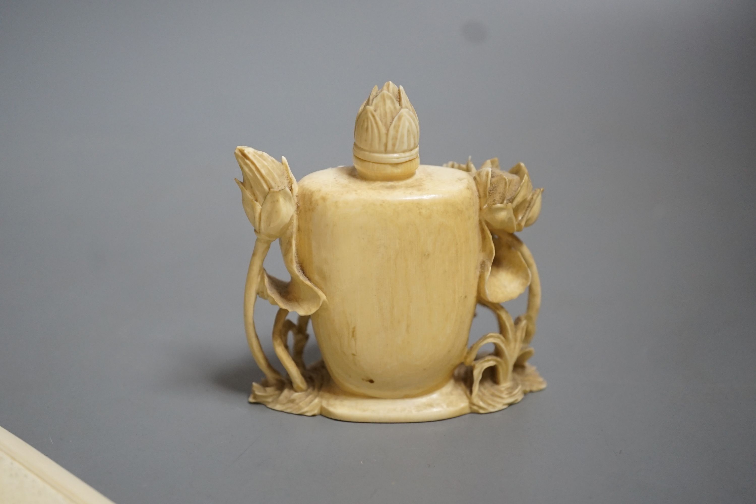 An early 20th century Chinese carved ivory page turner together with a similar carved ivory ‘ - Image 3 of 6