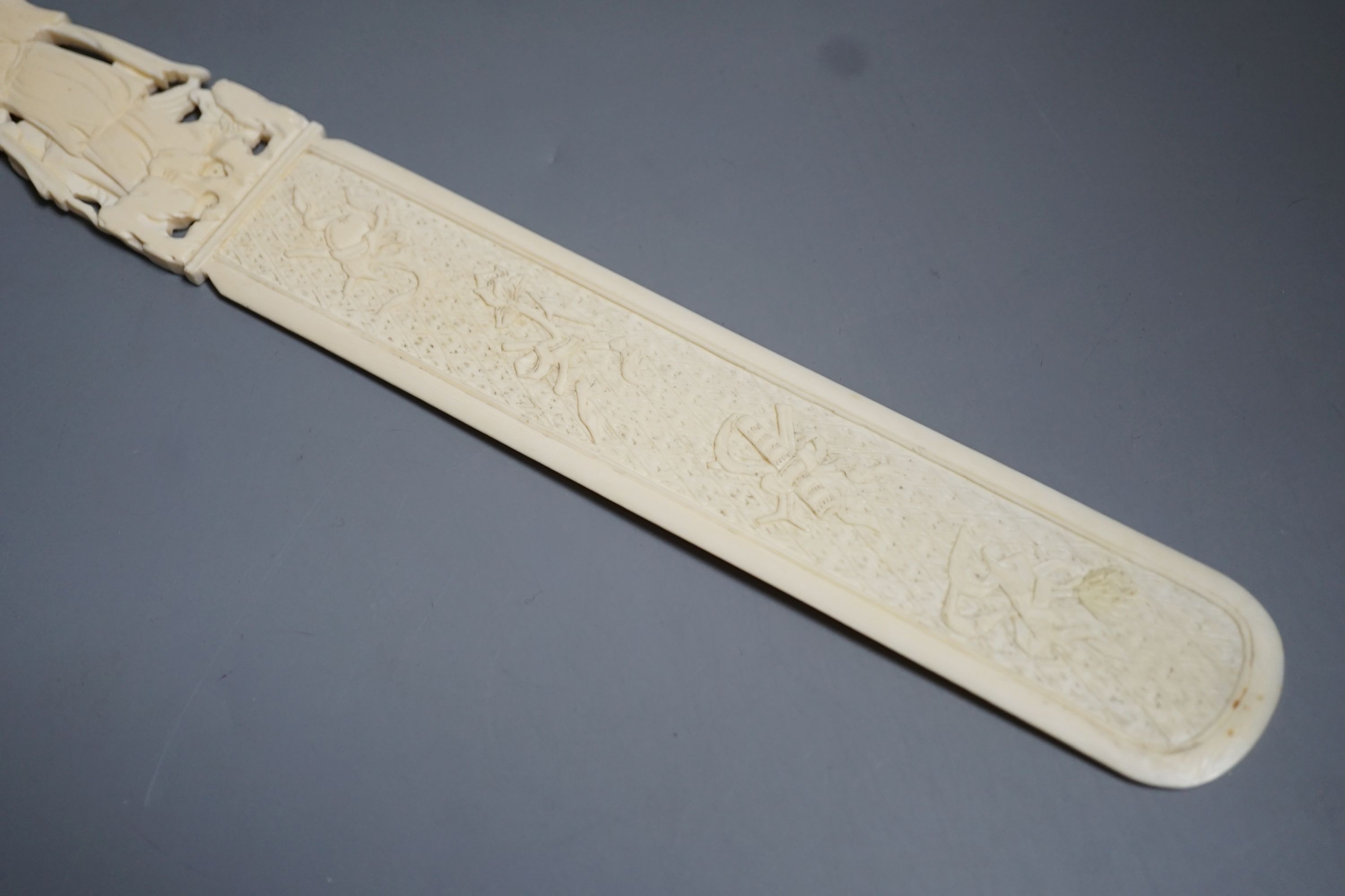 An early 20th century Chinese carved ivory page turner together with a similar carved ivory ‘ - Image 5 of 6