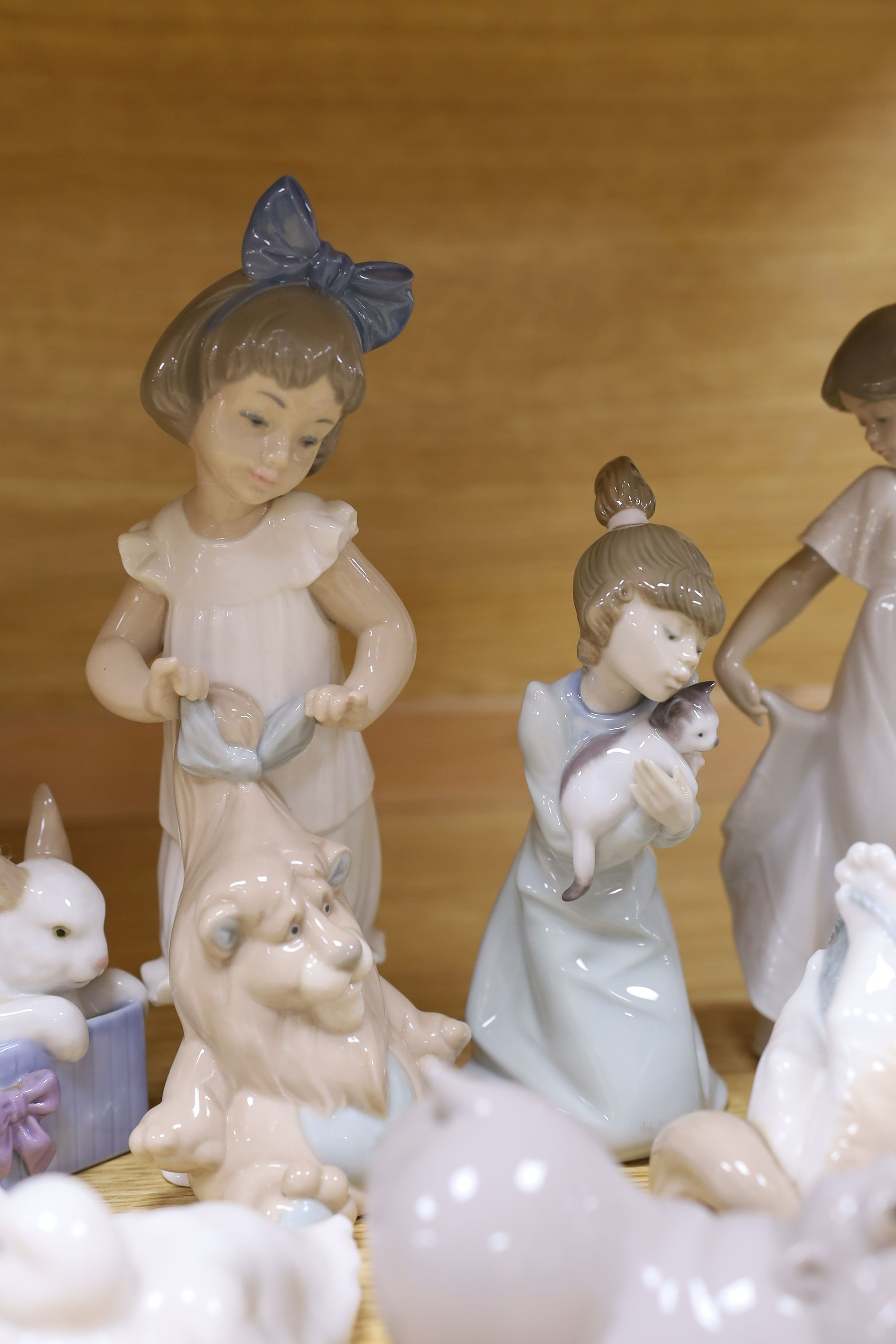 A selection of Lladro and Nao figures - Image 5 of 8