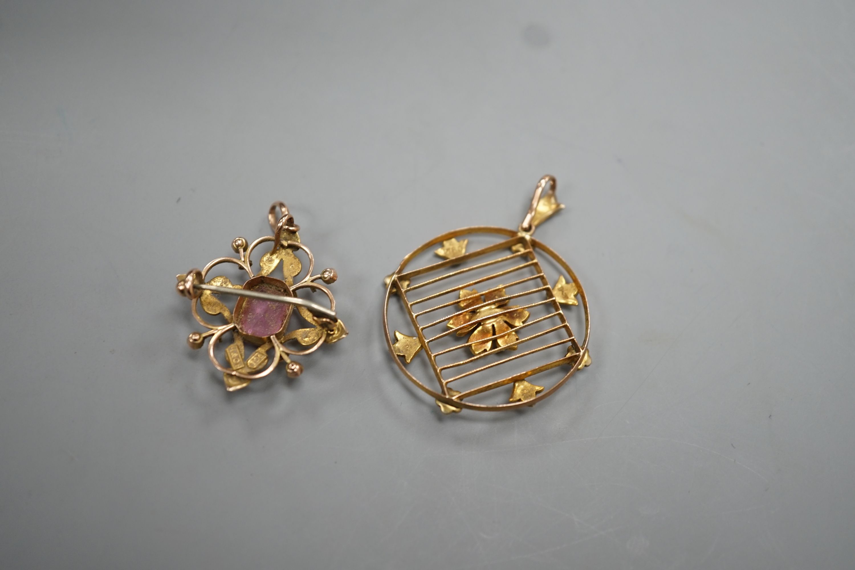 An Edwardian 9ct and seed pearl set circular pendant , 3 1mmand a similar pink paste and seed - Image 4 of 4