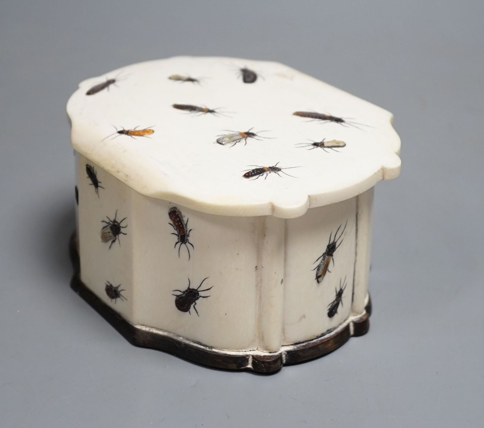 An early 20th century ivory and rosewood shibayama lidded box, 12.5cm - Image 3 of 5