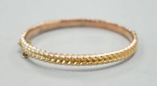 An Edwardian 9ct hinged bangle, 58mm, 8.4 grams.