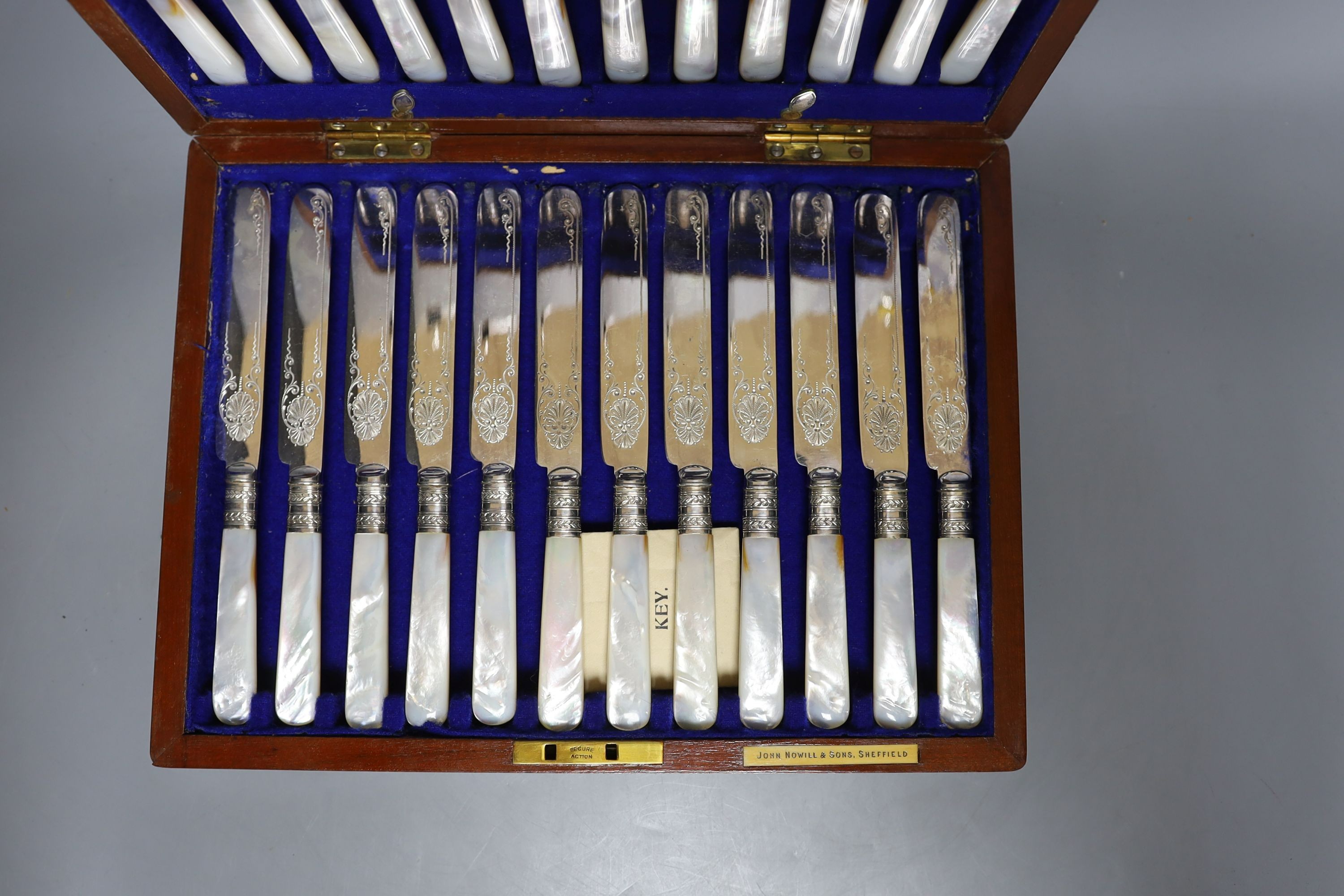 A cased set of silver handled pistol knives and a cased set of mother-of-pearl knives and forks - Image 4 of 4