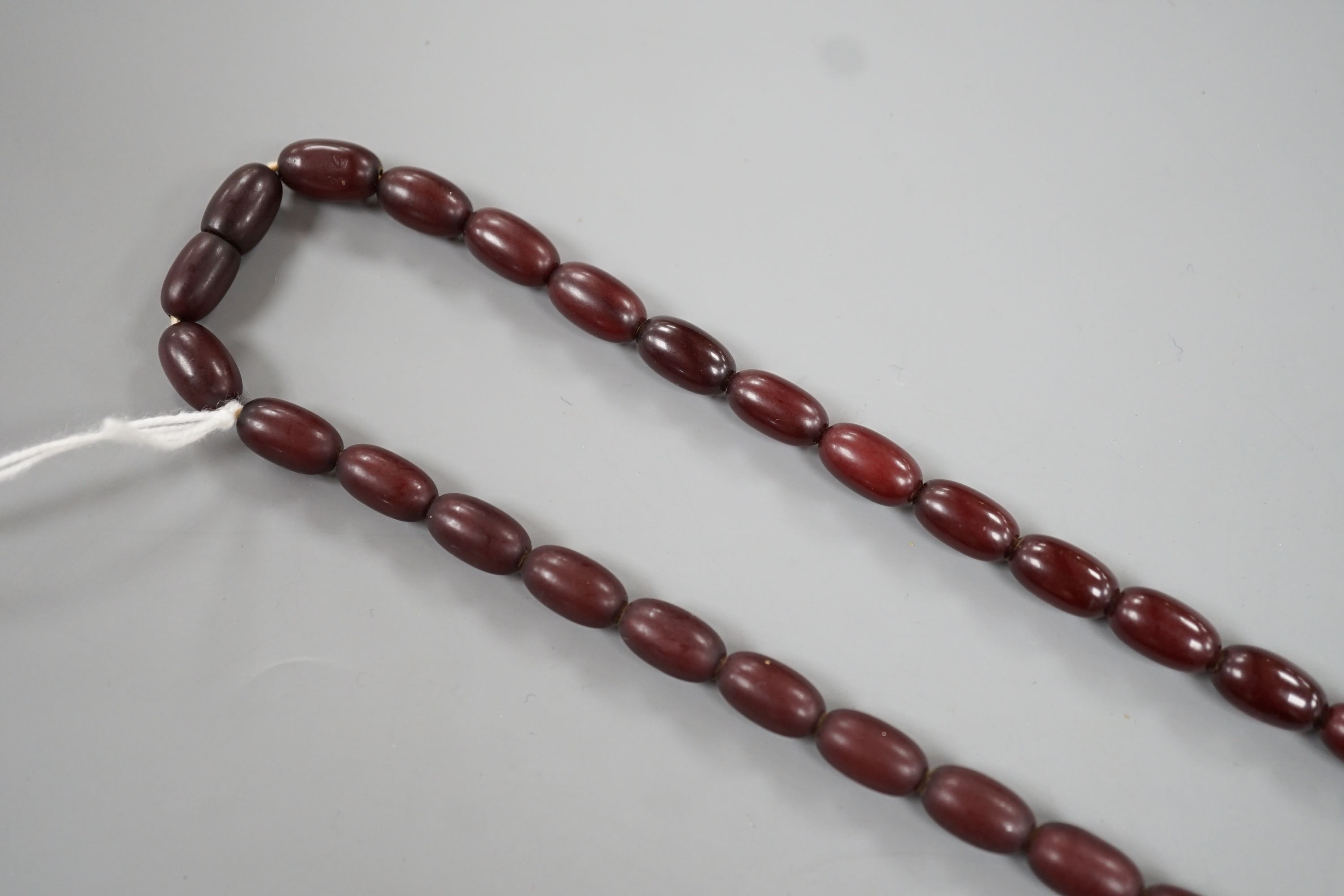 A single strand graduated oval bakelite bead necklace, 71cm, gross weight 60 grams. - Image 3 of 5